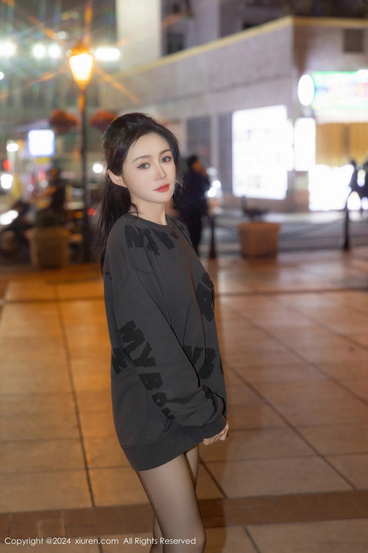 秀人集.com_[XiuRen秀人网]No.8285_模特林幼一户外性感灰色卫衣配超薄无内黑丝秀翘臀美腿诱惑写真56P