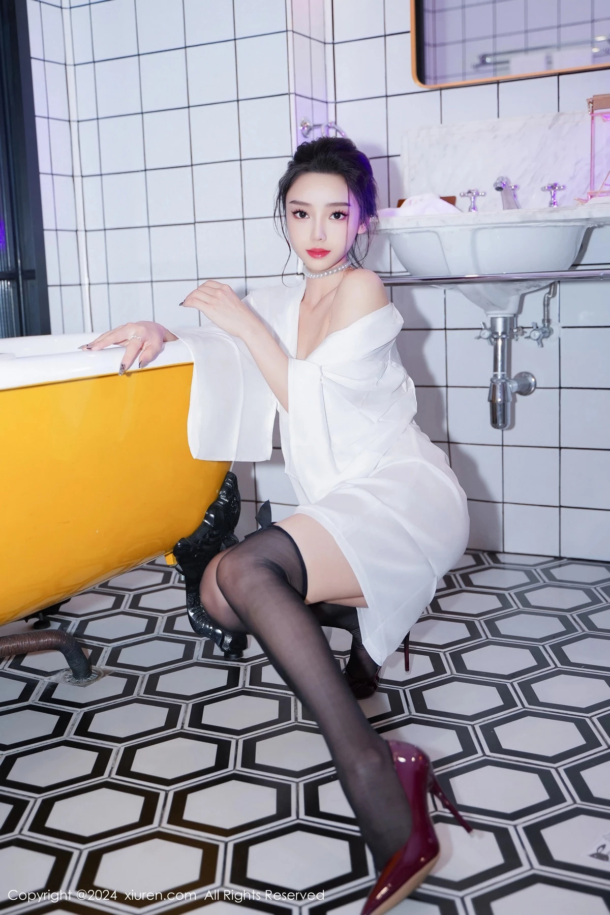 秀人集.com_[XiuRen秀人网]No.8283_模特苏曼兮浴室场景性感白色连衣裙配黑丝袜秀丰腴美臀诱惑写真84P