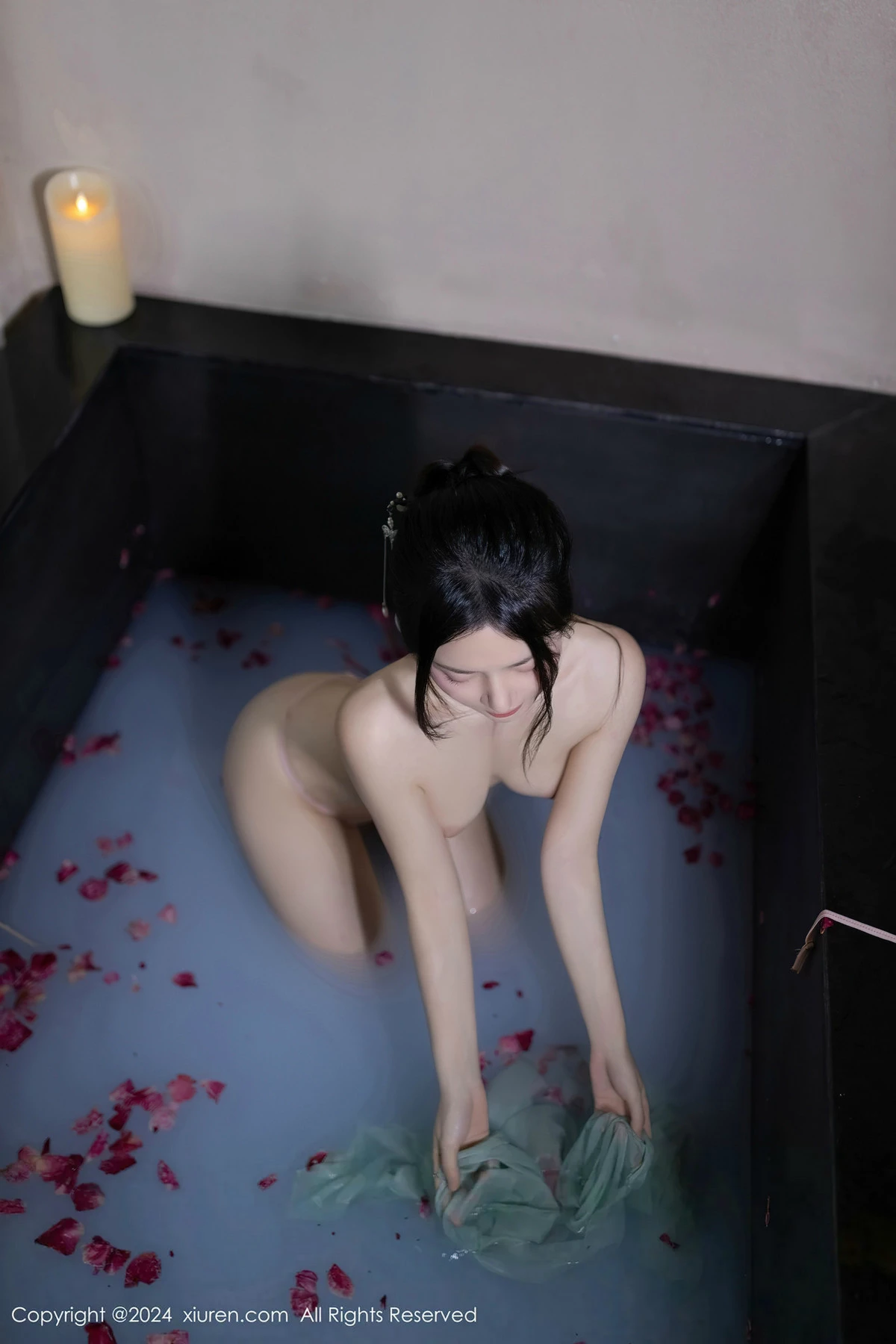 秀人集.com_[XiuRen秀人网]No.8428_模特鱼子酱Fish浴池场景性感粉色布兜内衣秀惹火身材诱惑写真81P