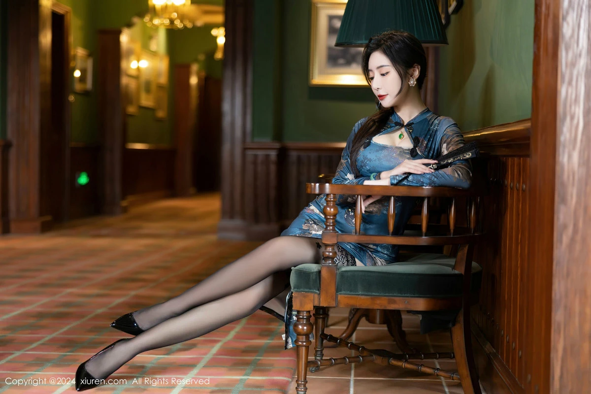 秀人集.com_[XiuRen秀人网]No.8425_女神王馨瑶yanni性感蓝色图案旗袍配超薄黑丝秀完美身材迷人写真82P