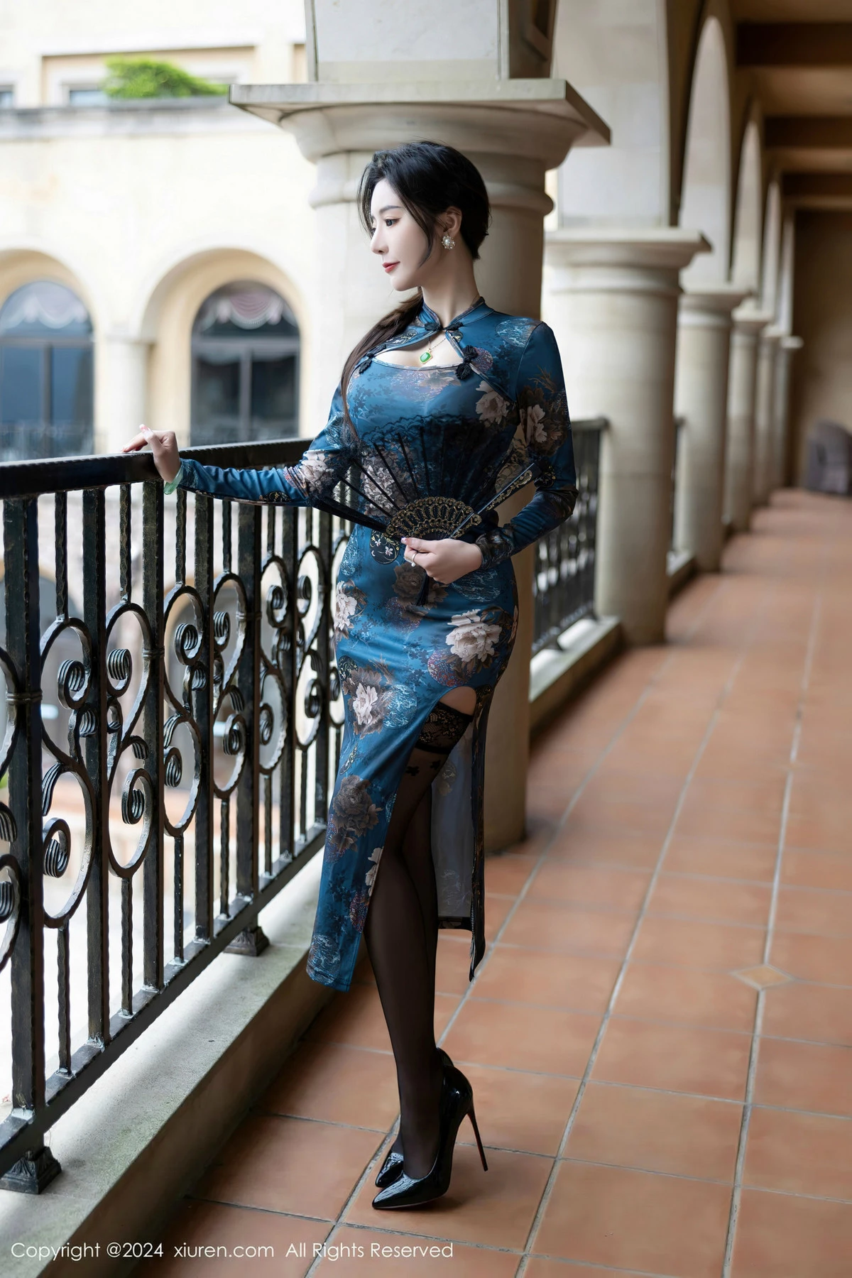 秀人集.com_[XiuRen秀人网]No.8425_女神王馨瑶yanni性感蓝色图案旗袍配超薄黑丝秀完美身材迷人写真82P