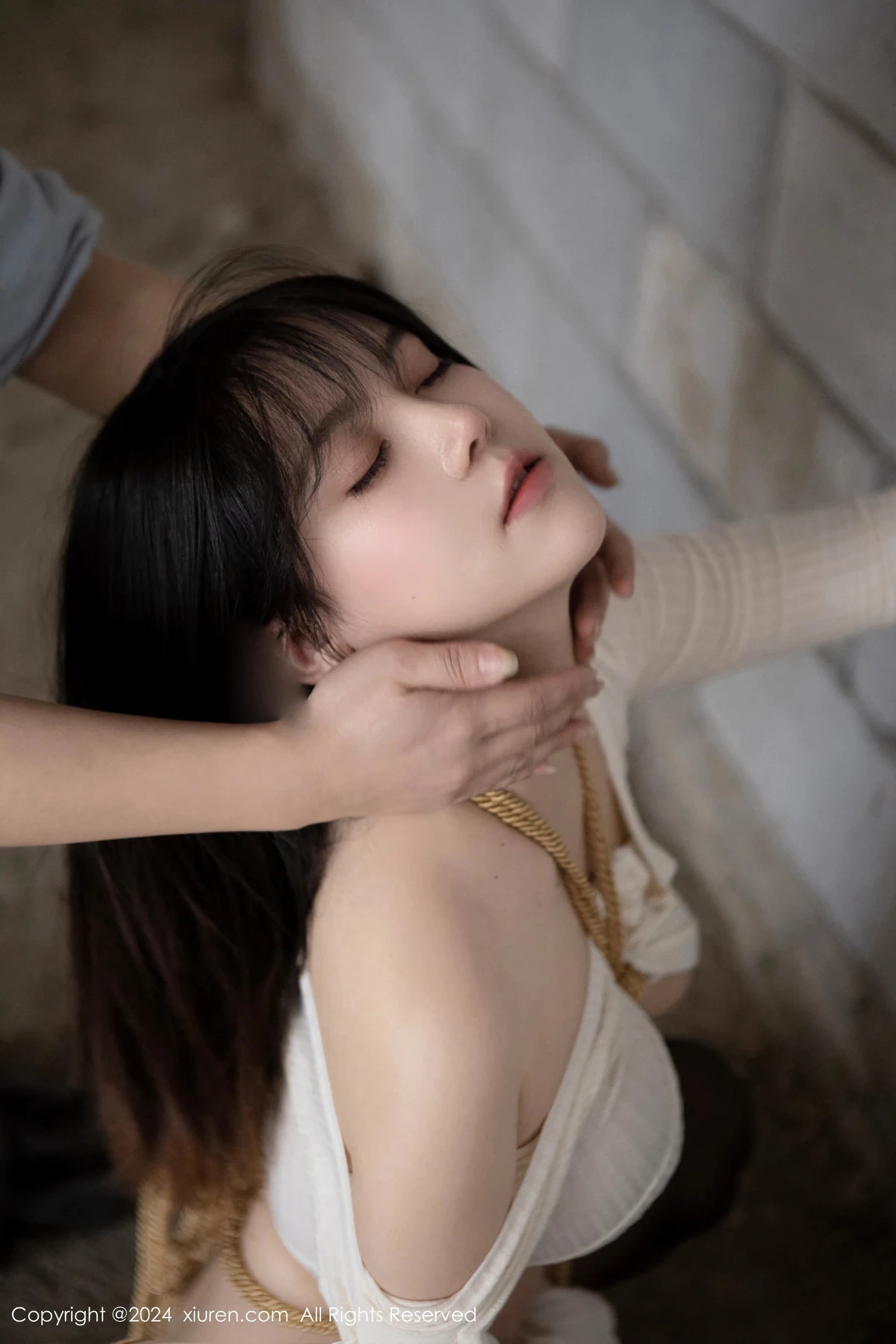 秀人集.com_[XiuRen秀人网]No.8439_模特豆瓣酱捆绑主题性感白色上衣配开档黑丝秀丰满身材诱惑写真85P