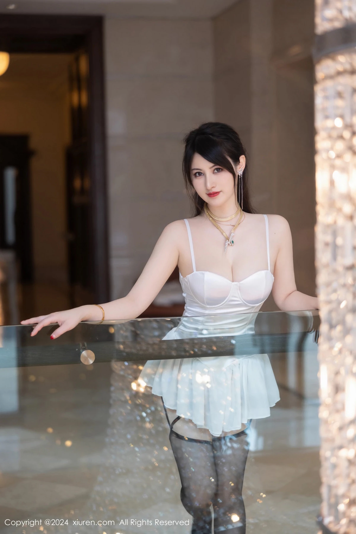 秀人集.com_[XiuRen秀人网]No.8436_模特诗诗kiki白色吊带短裙露粉色内衣配黑丝袜秀惹火身材诱惑写真83P