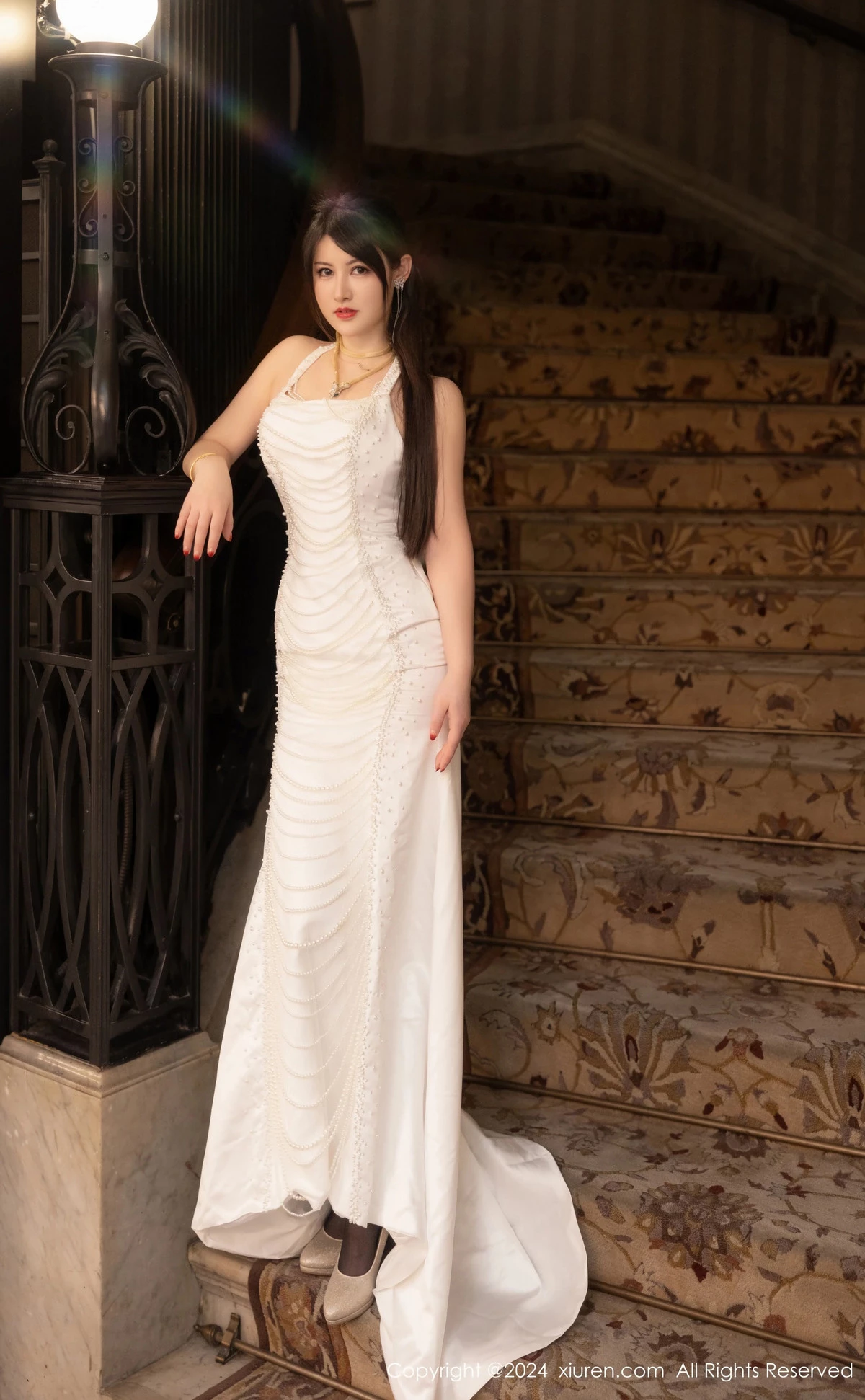 秀人集.com_[XiuRen秀人网]No.8436_模特诗诗kiki白色吊带短裙露粉色内衣配黑丝袜秀惹火身材诱惑写真83P