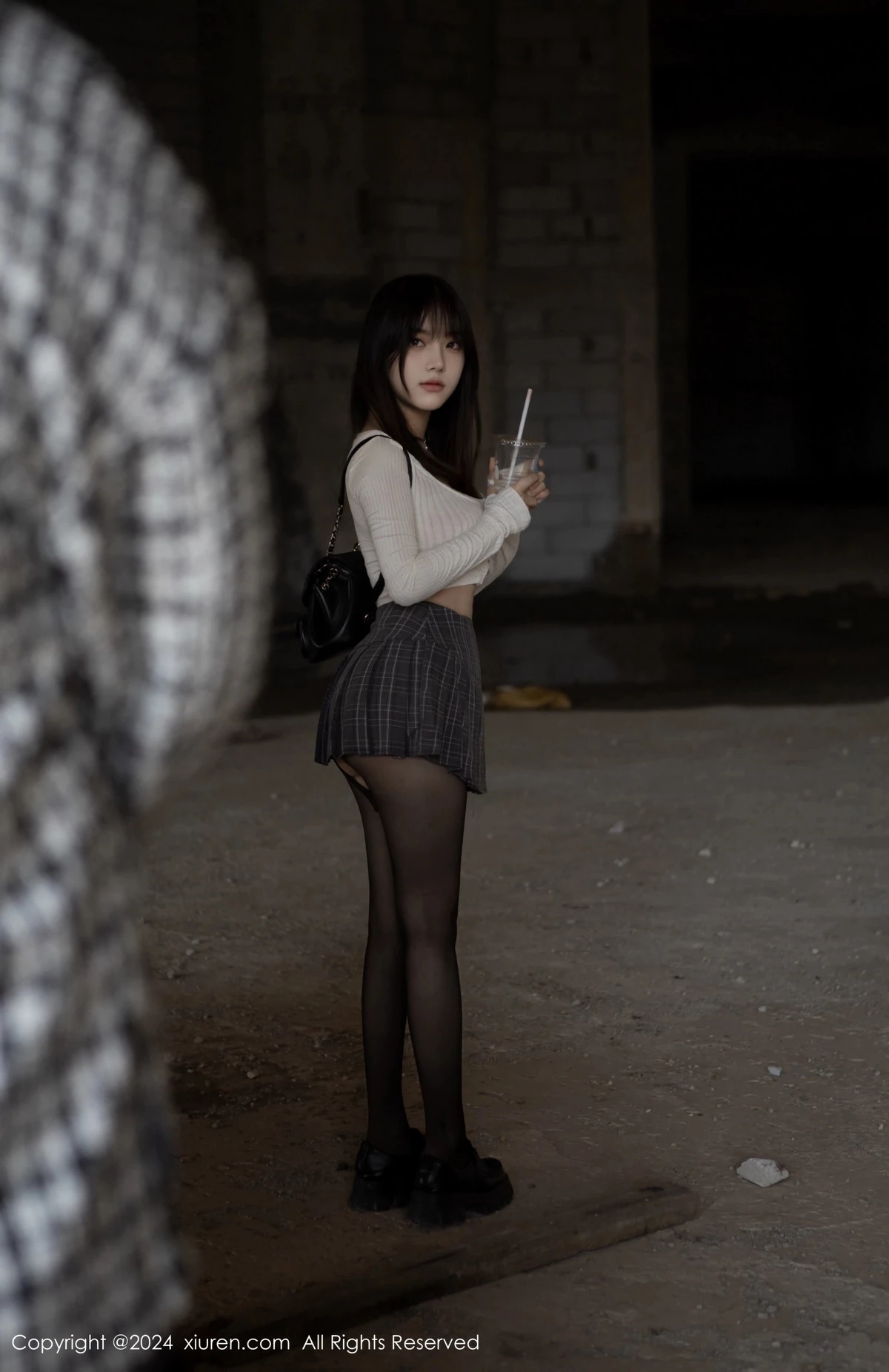 秀人集.com_[XiuRen秀人网]No.8439_模特豆瓣酱捆绑主题性感白色上衣配开档黑丝秀丰满身材诱惑写真85P