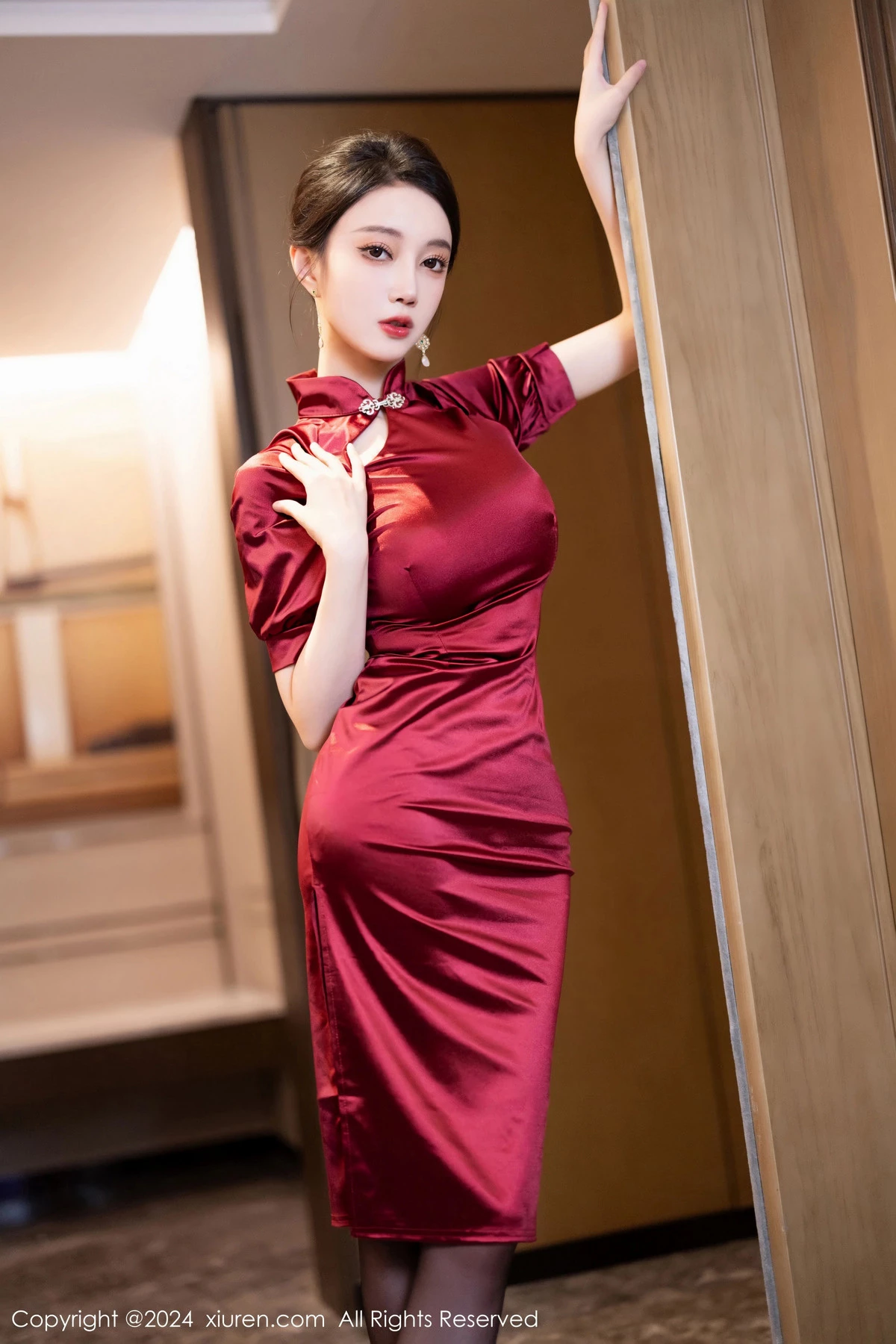 秀人集.com_[XiuRen秀人网]No.8479_模特玥儿玥浴室场景性感红色旗袍配开档黑丝秀曼妙身姿诱惑写真70P
