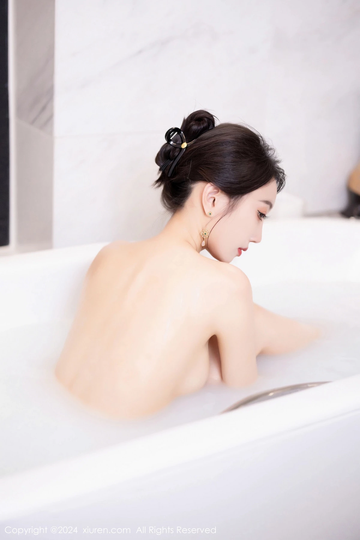 秀人集.com_[XiuRen秀人网]No.8479_模特玥儿玥浴室场景性感红色旗袍配开档黑丝秀曼妙身姿诱惑写真70P