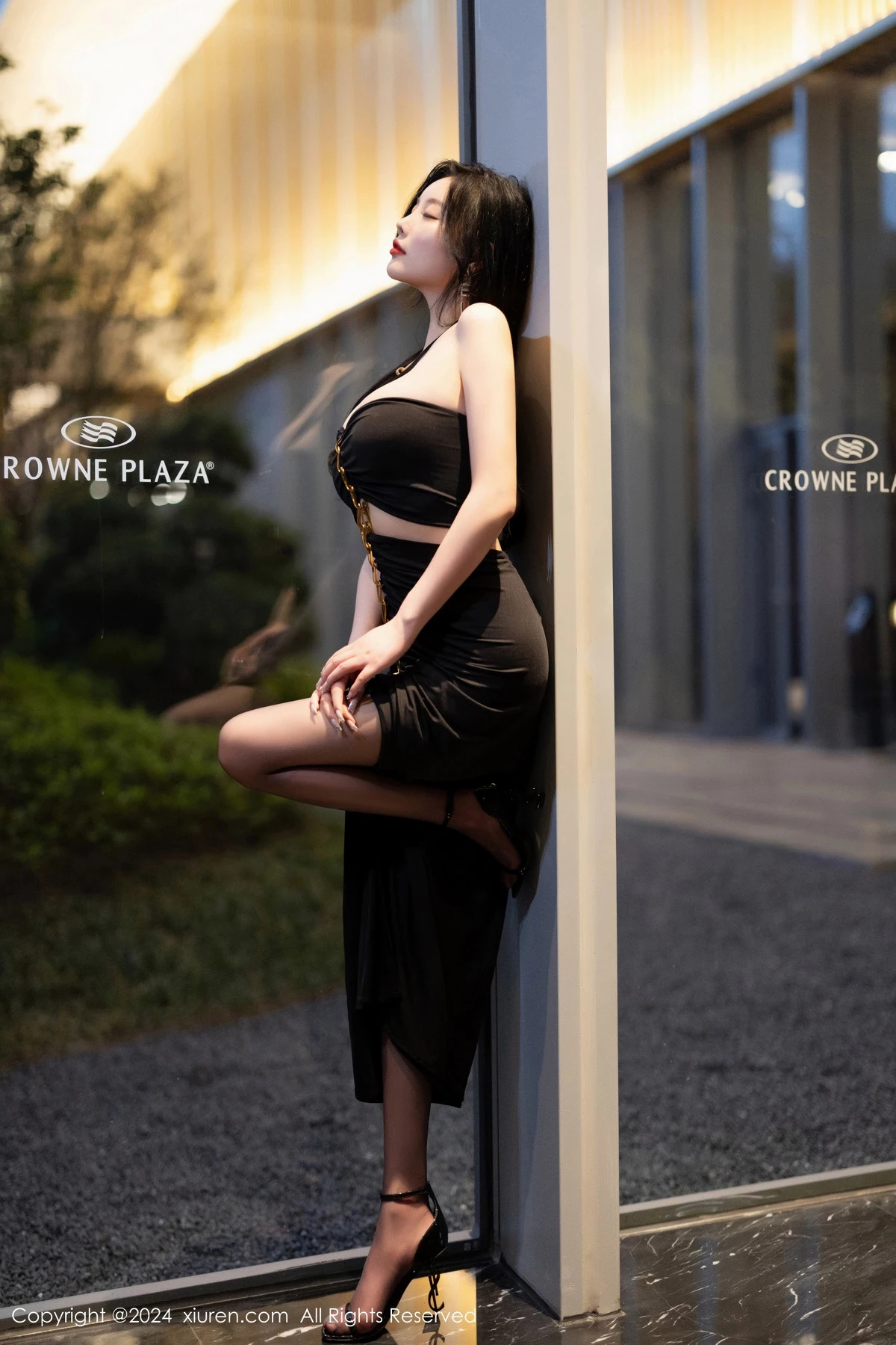 秀人集.com_[XiuRen秀人网]No.8484_女神杨晨晨Yome黑色长裙露性感黑色内衣配超薄黑丝极致魅惑写真76P