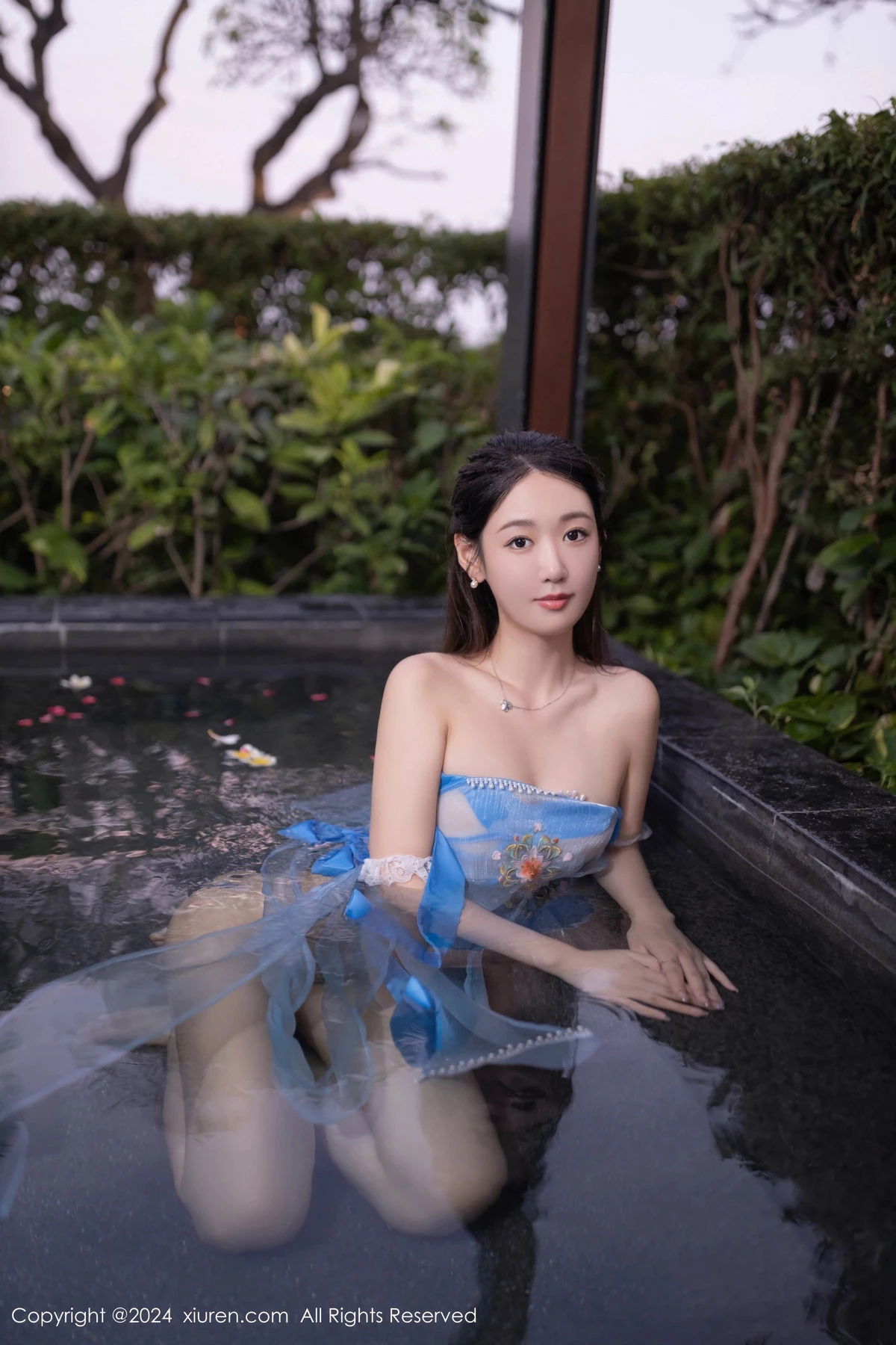 秀人集.com_[XiuRen秀人网]No.8492_模特唐安琪户外泳池性感蓝色古装薄纱服饰秀柔美身段诱惑写真81P
