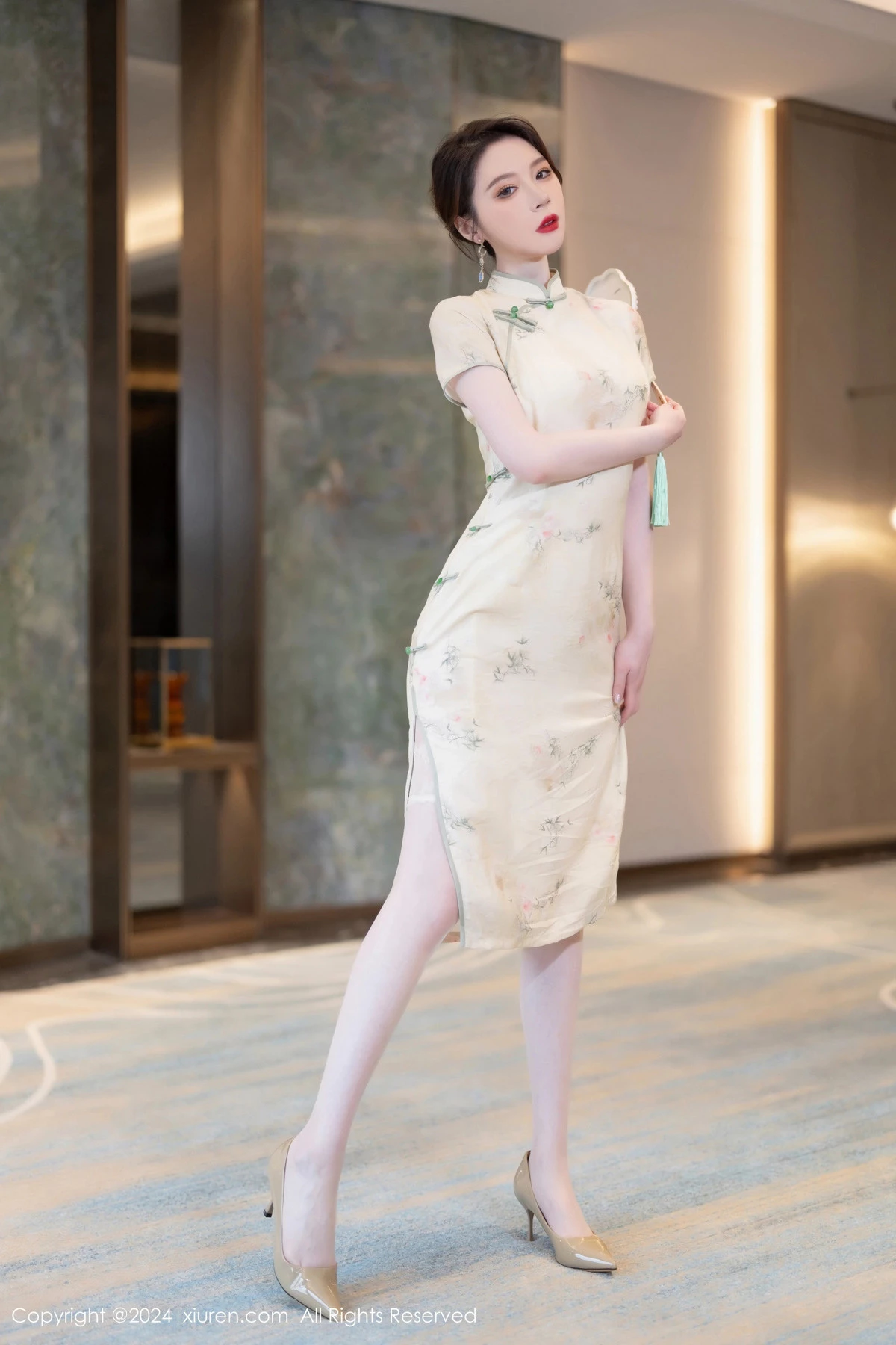 秀人集.com_[XiuRen秀人网]No.8497_模特梦心玥性感浅黄色旗袍配肉丝吊袜秀高挑曼妙身姿诱惑写真83P