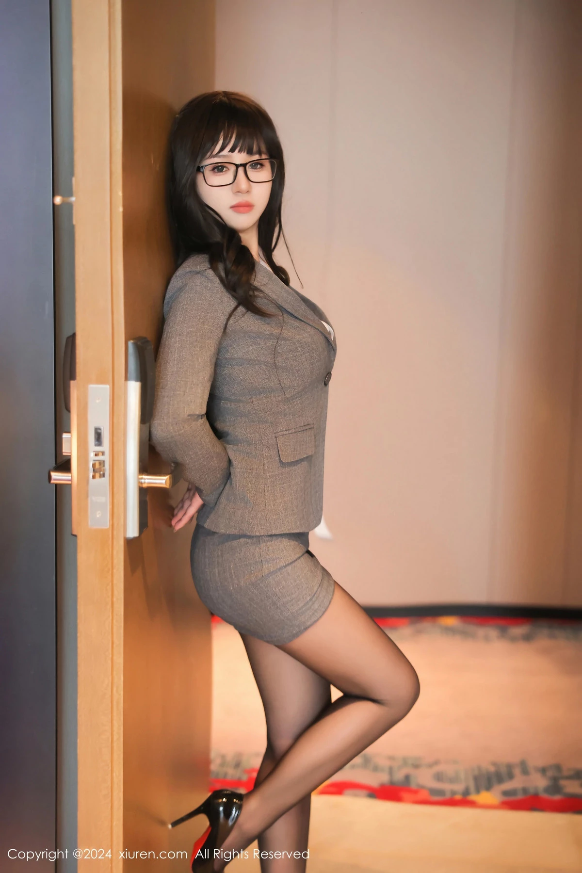 秀人集.com_[XiuRen秀人网]No.8496_模特金小依性感灰色职业装露黑色蕾丝内衣配超薄黑丝魅惑写真82P