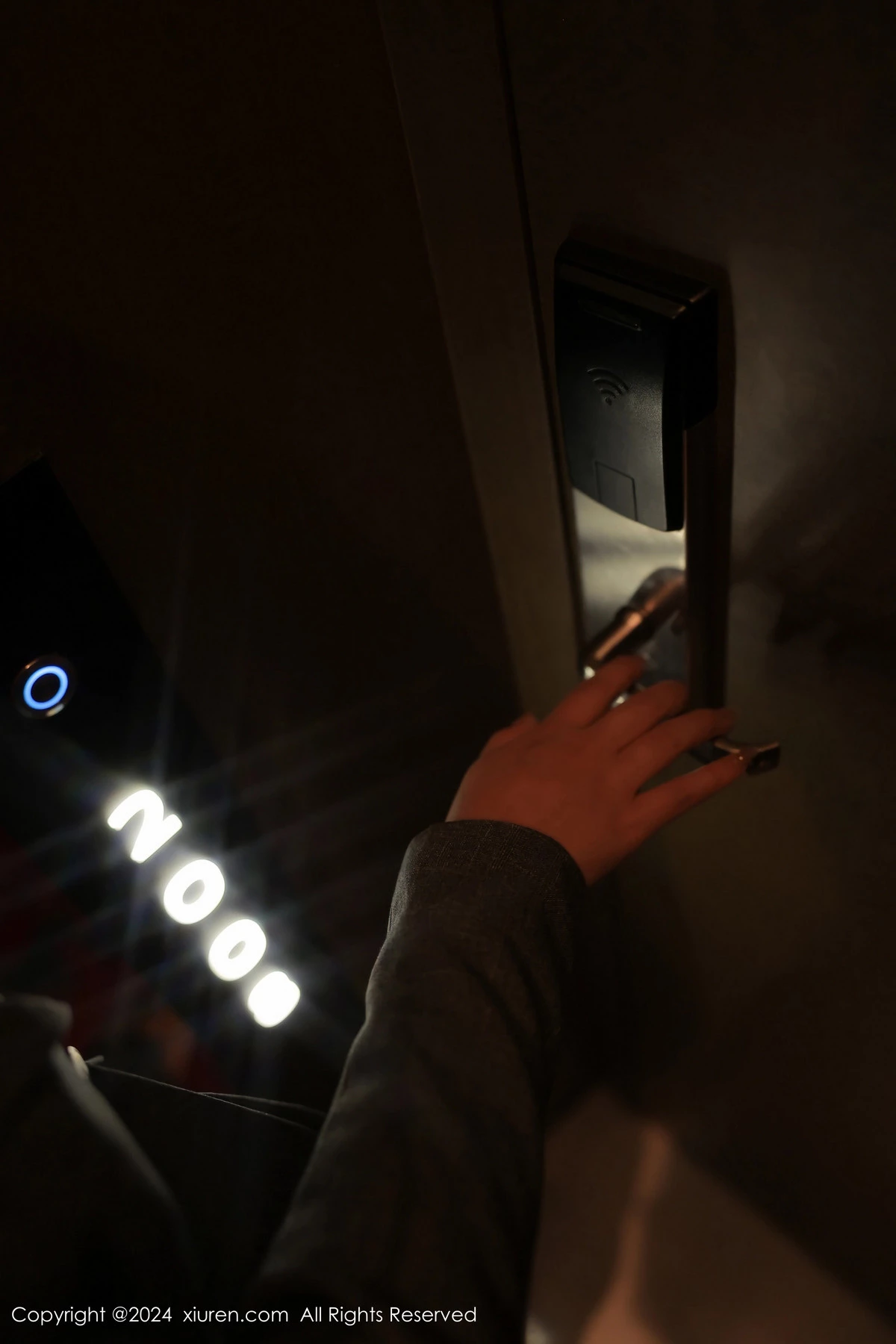 秀人集.com_[XiuRen秀人网]No.8496_模特金小依性感灰色职业装露黑色蕾丝内衣配超薄黑丝魅惑写真82P