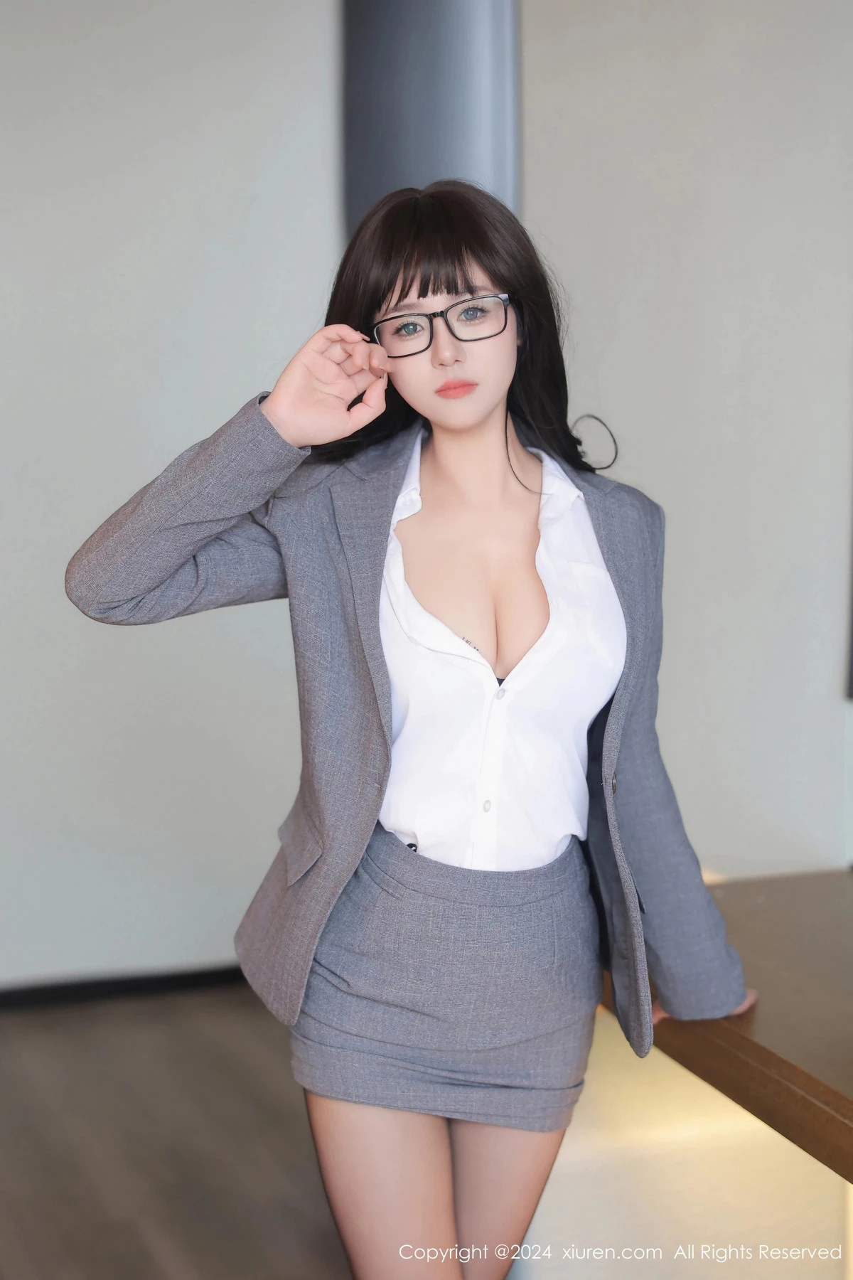 秀人集.com_[XiuRen秀人网]No.8496_模特金小依性感灰色职业装露黑色蕾丝内衣配超薄黑丝魅惑写真82P