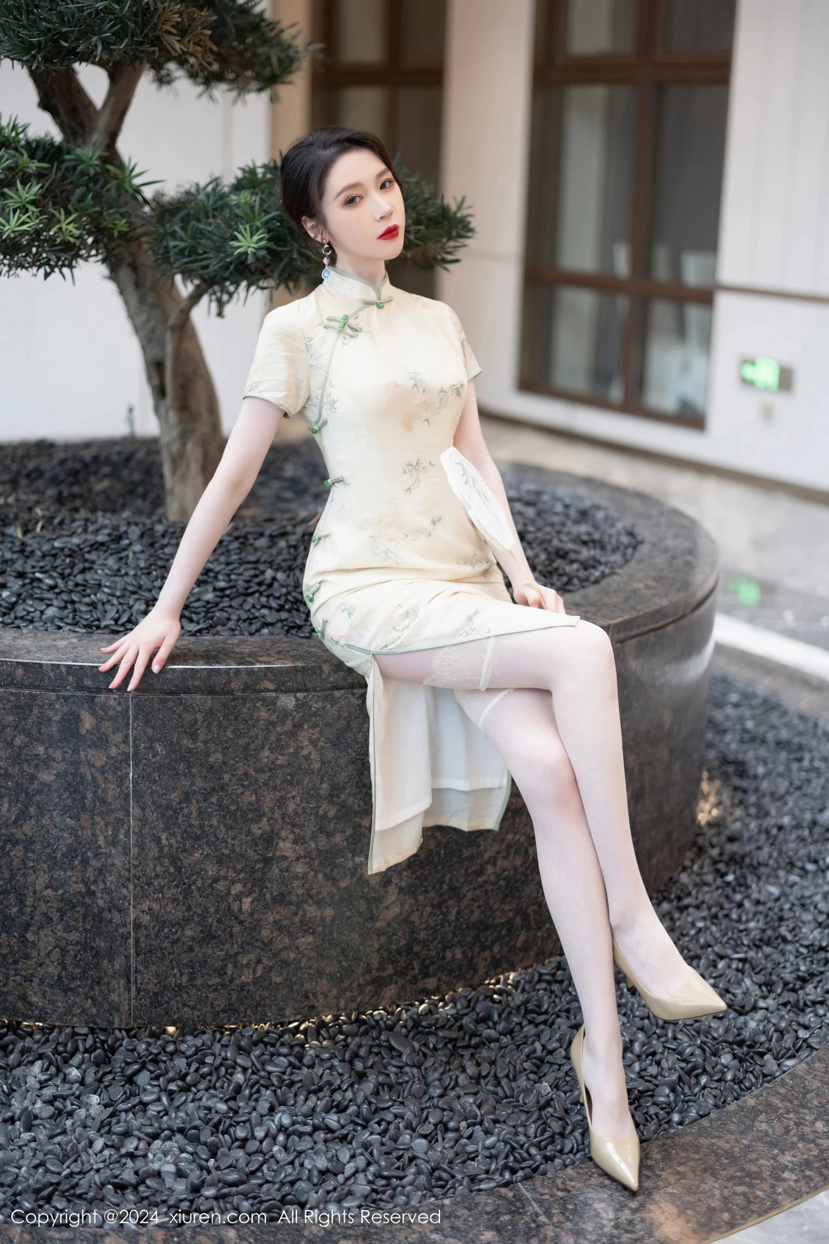 秀人集.com_[XiuRen秀人网]No.8497_模特梦心玥性感浅黄色旗袍配肉丝吊袜秀高挑曼妙身姿诱惑写真83P