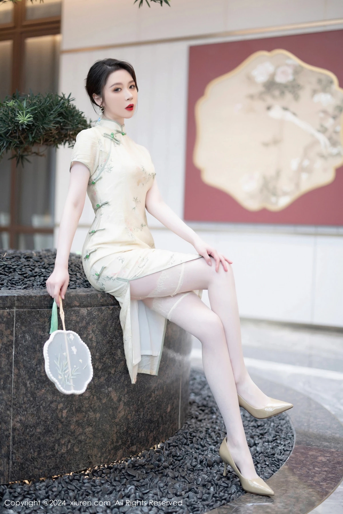 秀人集.com_[XiuRen秀人网]No.8497_模特梦心玥性感浅黄色旗袍配肉丝吊袜秀高挑曼妙身姿诱惑写真83P