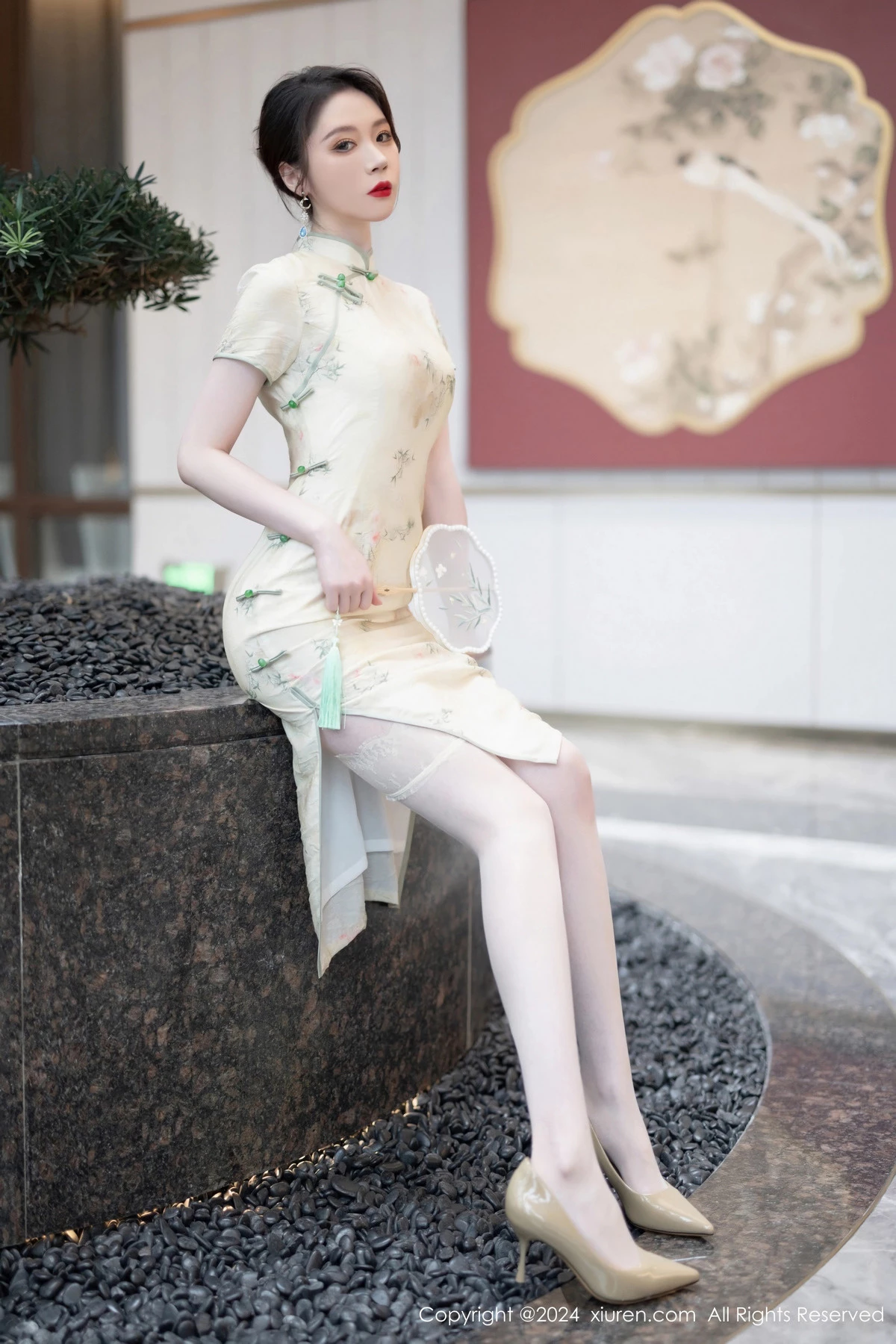 秀人集.com_[XiuRen秀人网]No.8497_模特梦心玥性感浅黄色旗袍配肉丝吊袜秀高挑曼妙身姿诱惑写真83P