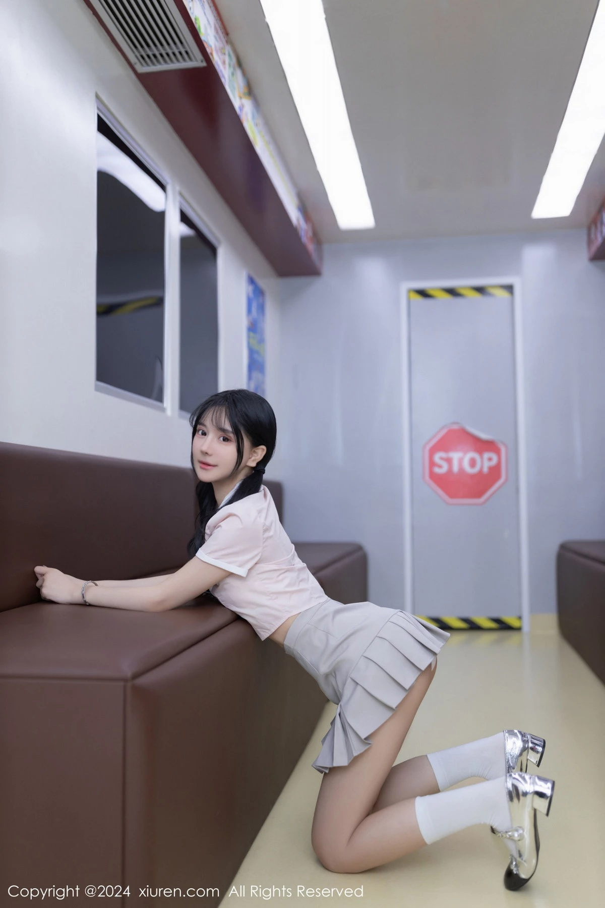 秀人集.com_[XiuRen秀人网]No.8515_模特幼幼地铁场景性感浅色学妹制服半脱秀完美身材迷人诱惑写真80P