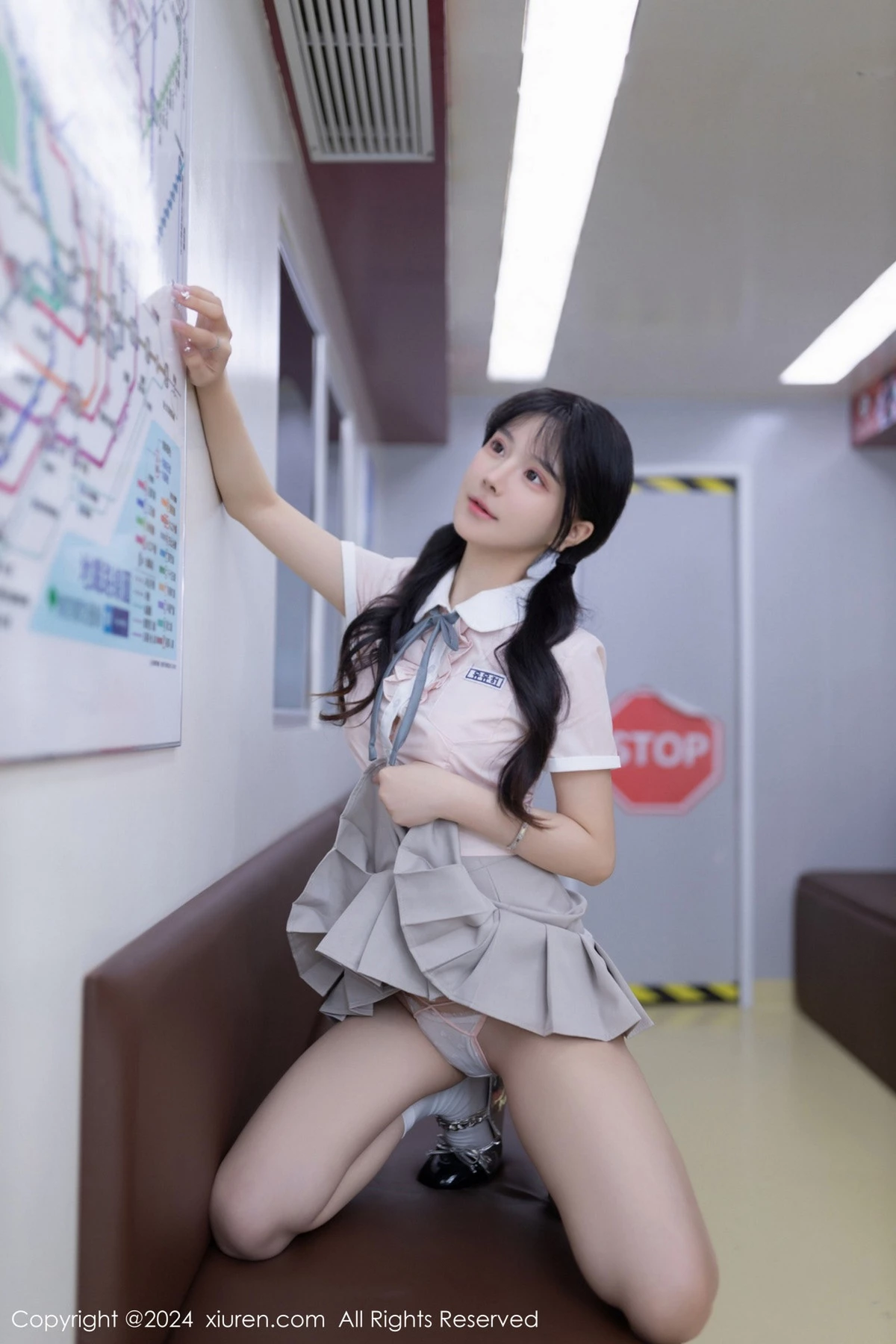 秀人集.com_[XiuRen秀人网]No.8515_模特幼幼地铁场景性感浅色学妹制服半脱秀完美身材迷人诱惑写真80P