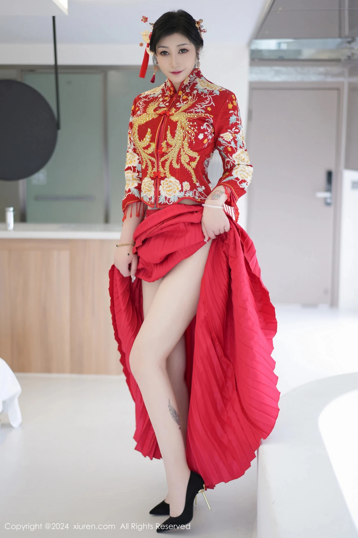 秀人集.com_[XiuRen秀人网]No.8521_女神妲己_Toxic性感红色新娘装扮半脱秀丰腴身姿撩人诱惑写真71P