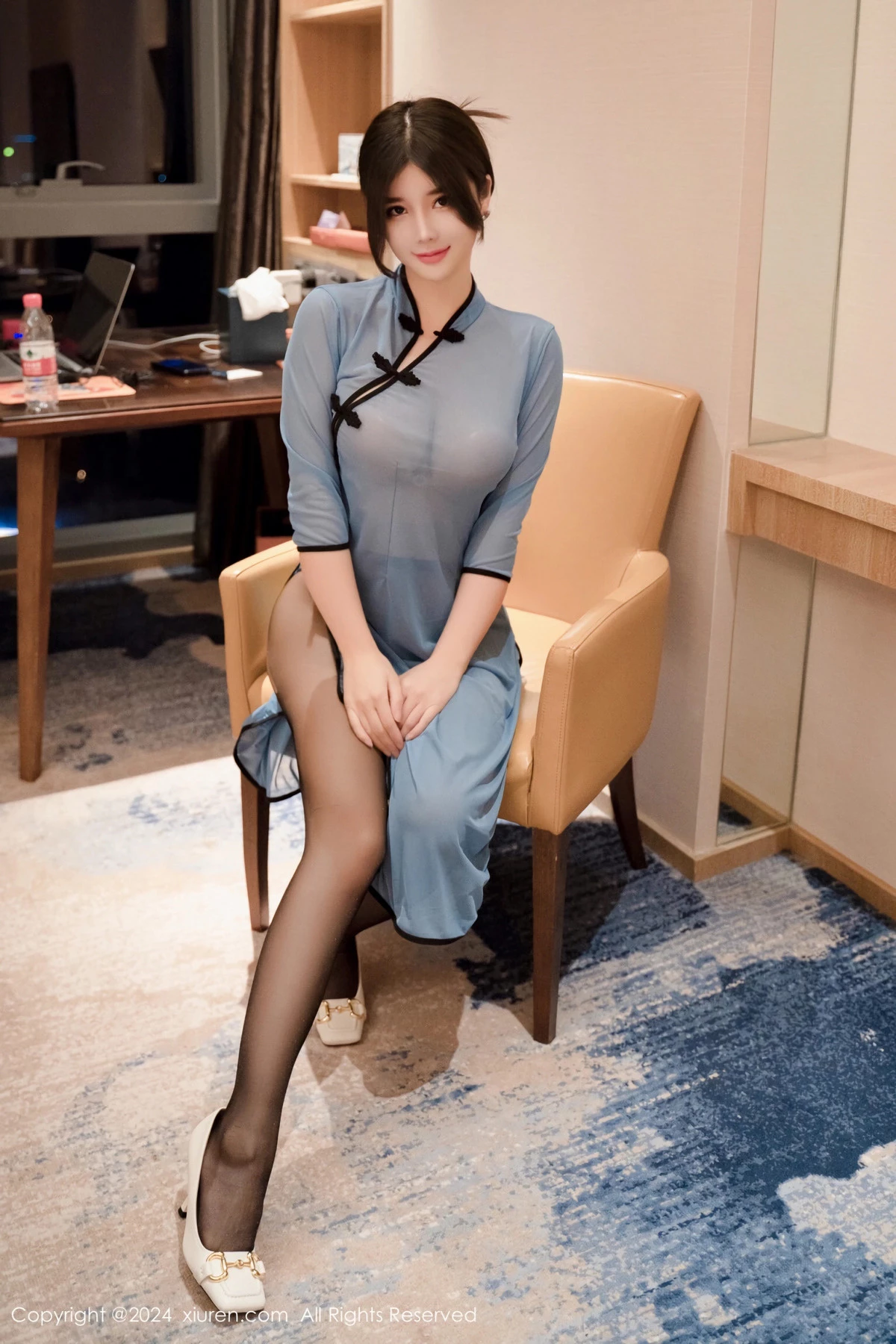 秀人集.com_[XiuRen秀人网]No.8532_模特周jojobaby性感蓝色薄透旗袍配超薄黑丝秀丰腴身姿诱惑写真45P