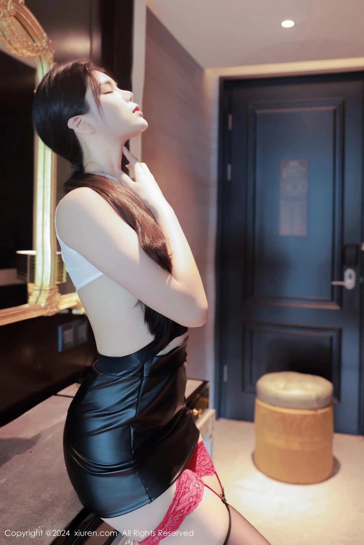 秀人集.com_[XiuRen秀人网]No.8540_模特雪糕CiCi性感白T配黑皮短裙露黑丝袜秀修长美腿诱惑写真121P