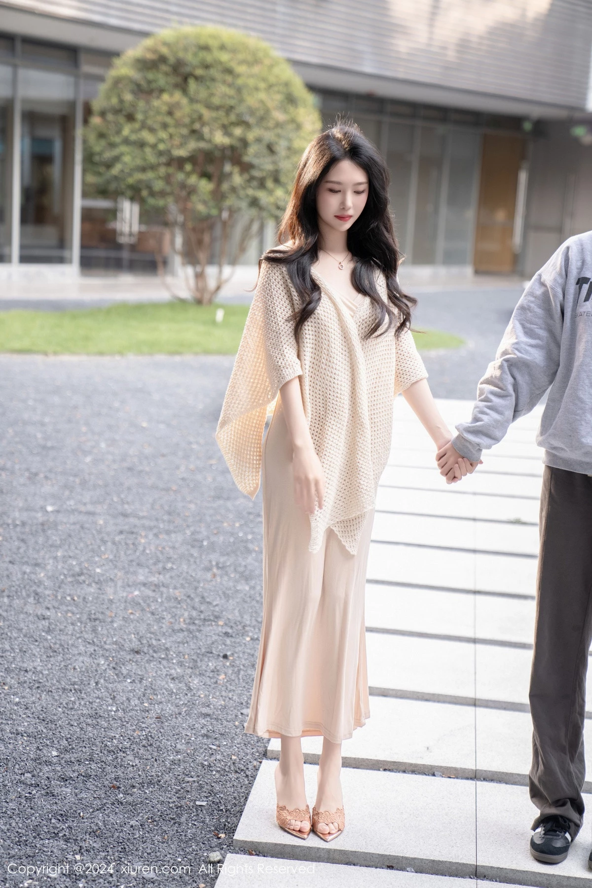 秀人集.com_[XiuRen秀人网]No.8559_模特利世杏色连衣长裙露黑色内衣配超薄黑丝秀曼妙身姿诱惑写真84P