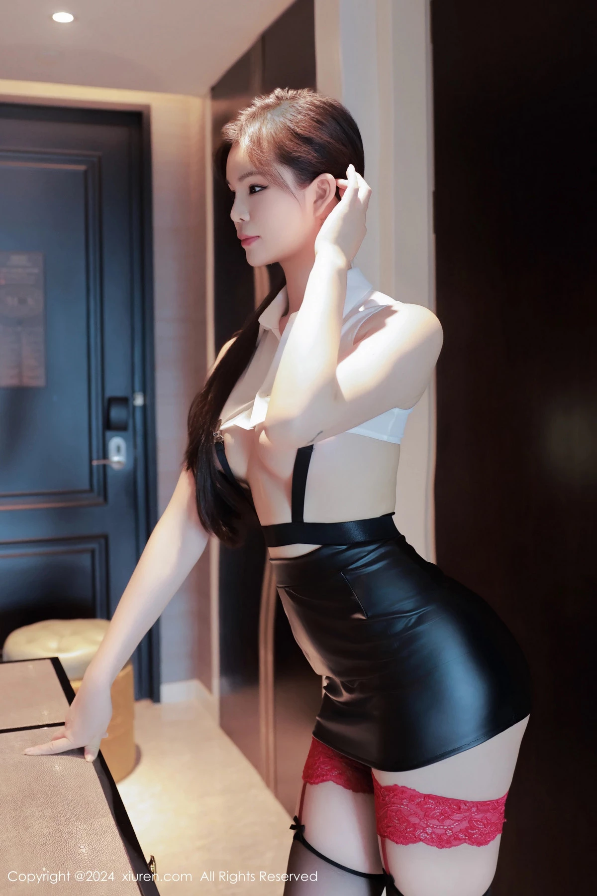 秀人集.com_[XiuRen秀人网]No.8540_模特雪糕CiCi性感白T配黑皮短裙露黑丝袜秀修长美腿诱惑写真121P