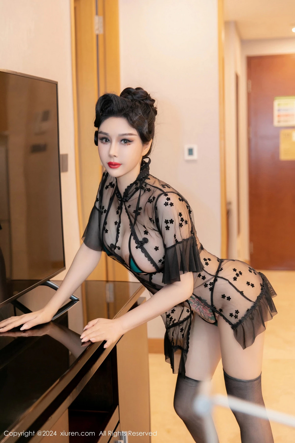 秀人集.com_[XiuRen秀人网]No.8549_模特田冰冰性感黑色轻透薄纱服饰配黑丝袜秀热火身材诱惑写真55P