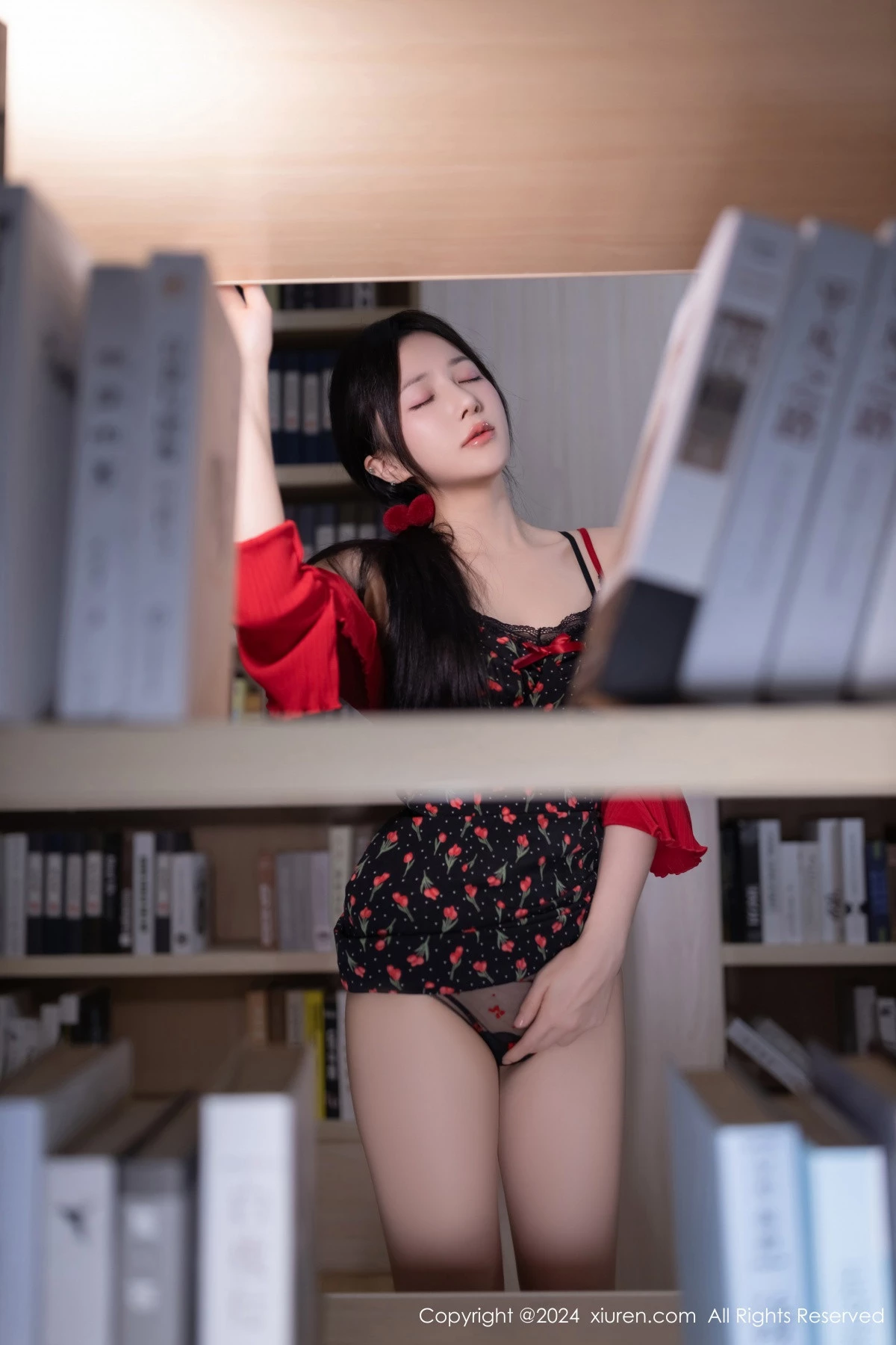 秀人集.com_[XiuRen秀人网]No.8596_模特鱼子酱Fish图书馆场景花色吊带连衣短裙秀曼妙身姿诱惑写真81P