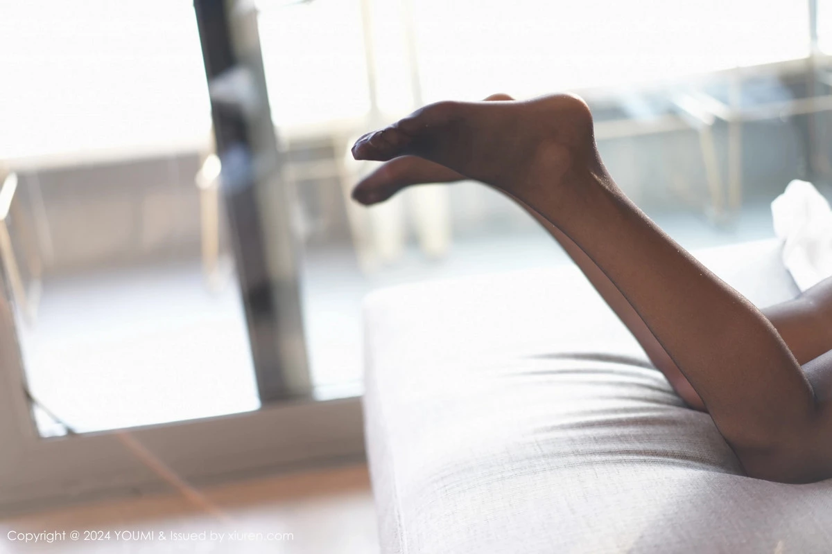 秀人集.com_[XiuRen秀人网]No.8584_新人模特美少女@性感浅蓝色T恤配短裙露黑丝袜秀美腿诱惑写真79P