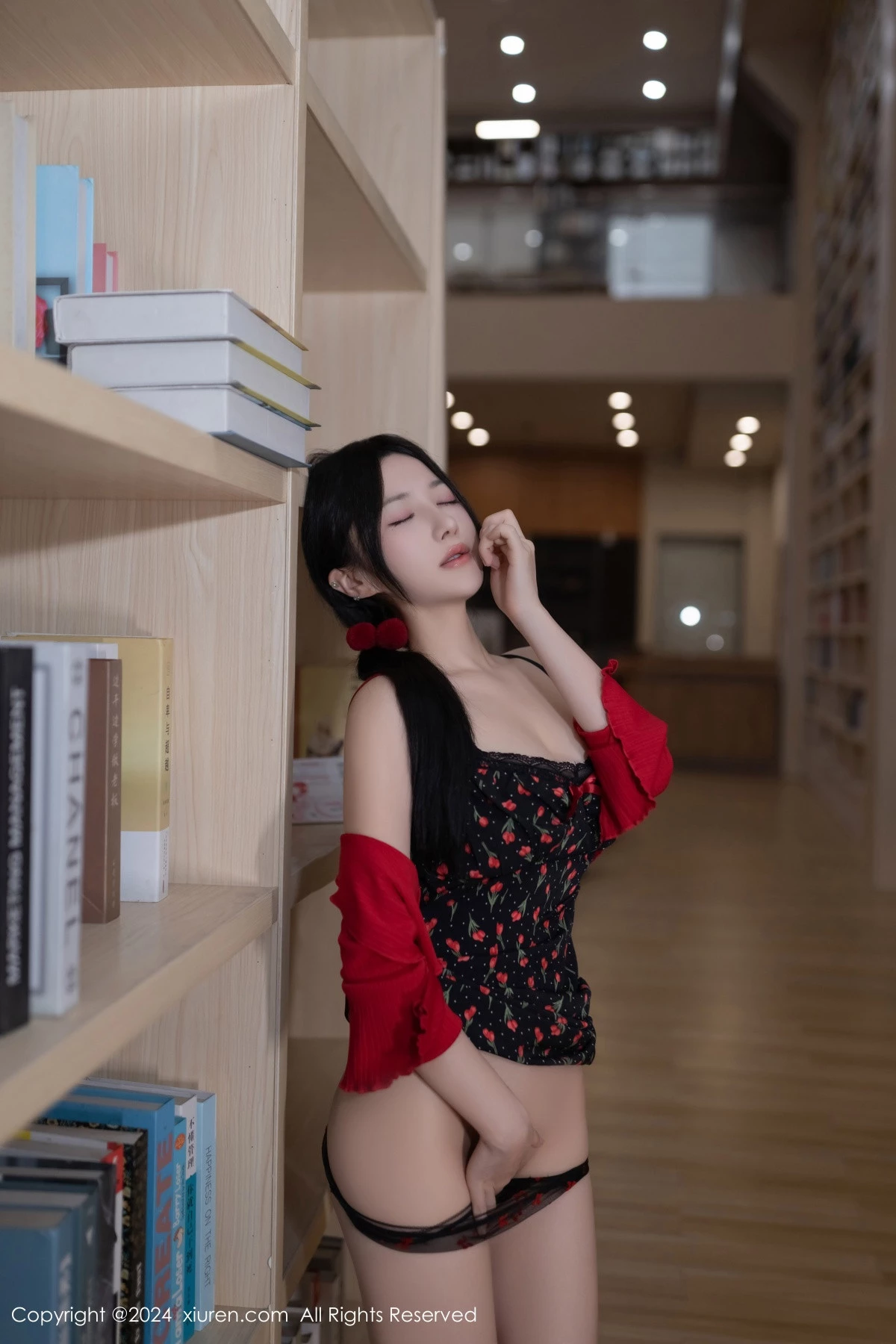 秀人集.com_[XiuRen秀人网]No.8596_模特鱼子酱Fish图书馆场景花色吊带连衣短裙秀曼妙身姿诱惑写真81P