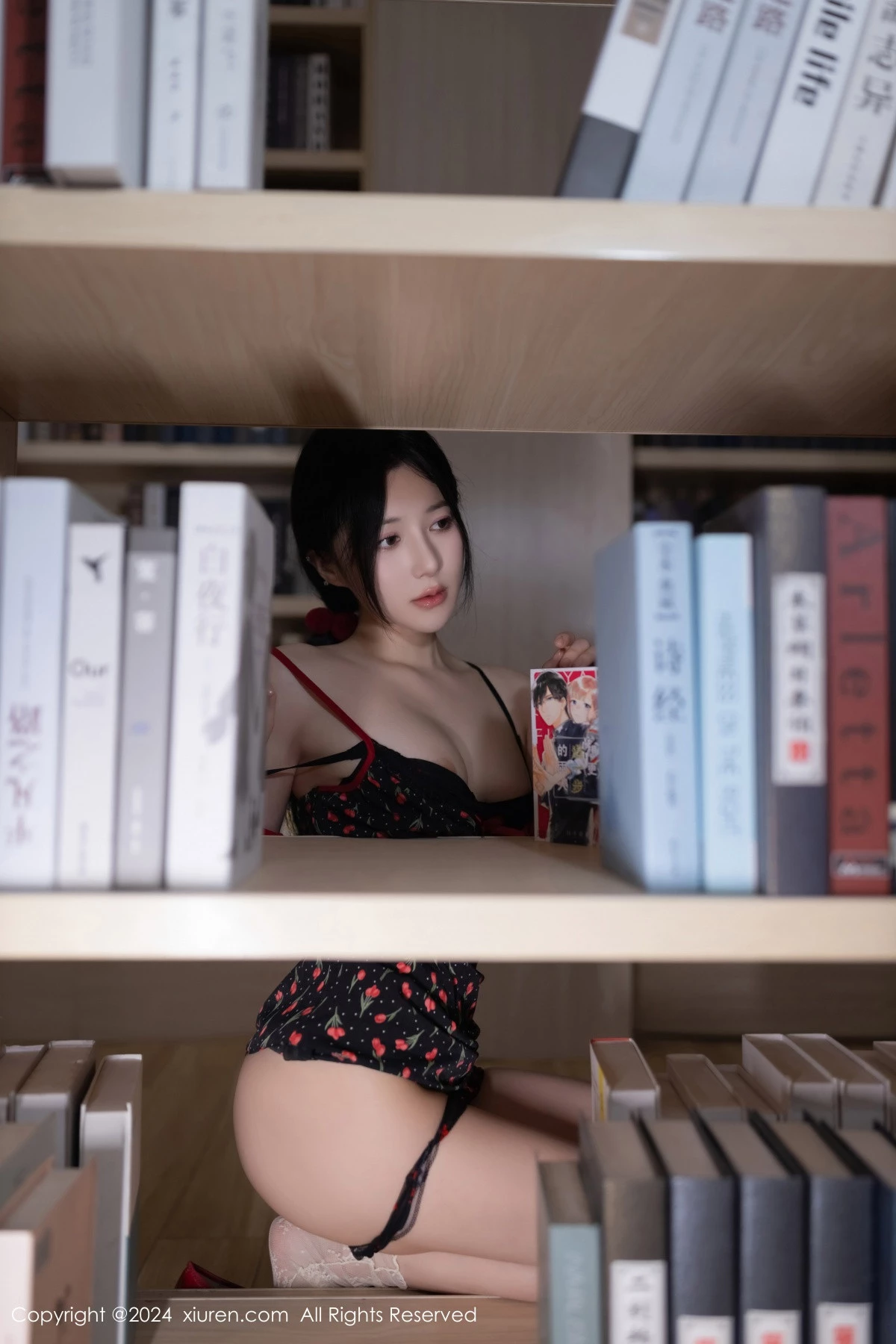 秀人集.com_[XiuRen秀人网]No.8596_模特鱼子酱Fish图书馆场景花色吊带连衣短裙秀曼妙身姿诱惑写真81P