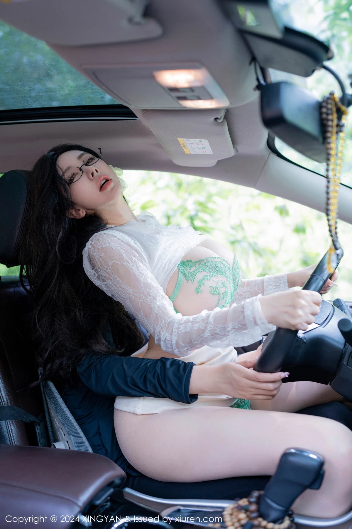 秀人集.com_[XINGYAN星颜社]VOL.234_模特潘思沁汽车场景性感白色服饰露绿色内衣秀巨乳肥臀诱惑写真82P
