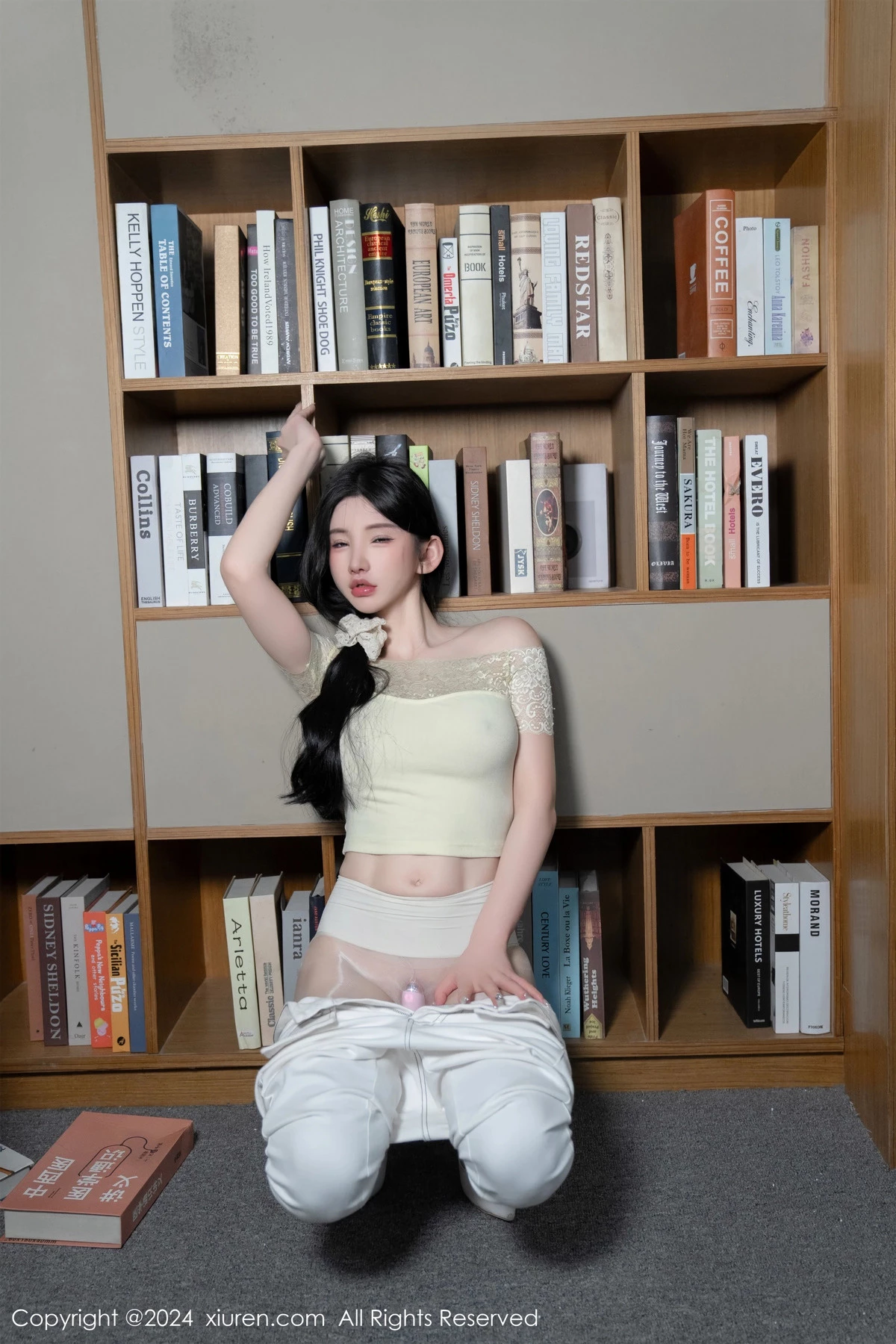 秀人集.com_[XiuRen秀人网]No.8633_女神周于希Sally图书馆场景白色长裤露超薄肉丝秀美腿诱惑写真91P