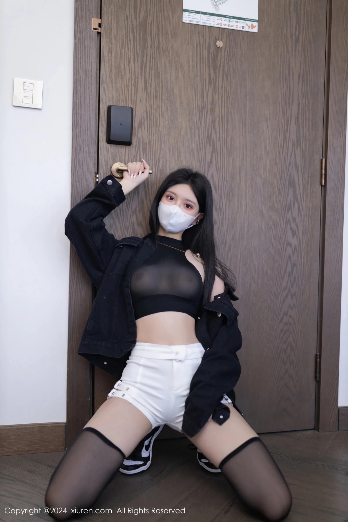 秀人集.com_[XiuRen秀人网]No.8636_模特幼幼黑色外衣露性感黑色轻透内衣配黑丝袜秀美腿诱惑写真80P