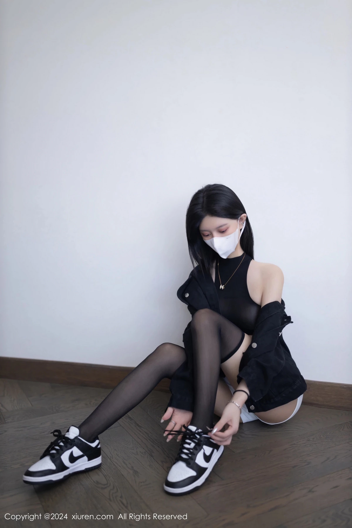 秀人集.com_[XiuRen秀人网]No.8636_模特幼幼黑色外衣露性感黑色轻透内衣配黑丝袜秀美腿诱惑写真80P