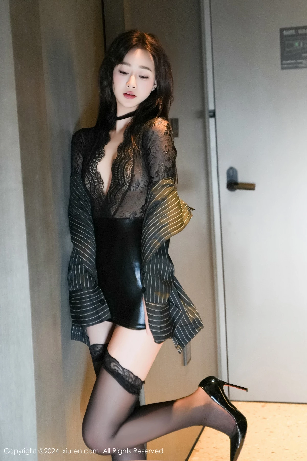 秀人集.com_[XiuRen秀人网]No.8660_模特软糖爱喝奶性感黑色西服露黑色情趣内衣配超薄黑丝魅惑写真72P