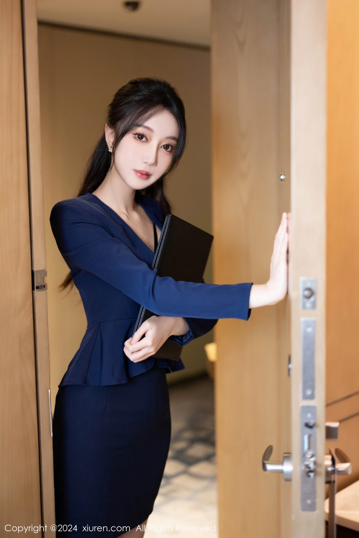 秀人集.com_[XiuRen秀人网]No.8669_模特玥儿玥性感蓝色OL服饰露黑色蕾丝内衣配开档灰丝诱惑写真90P