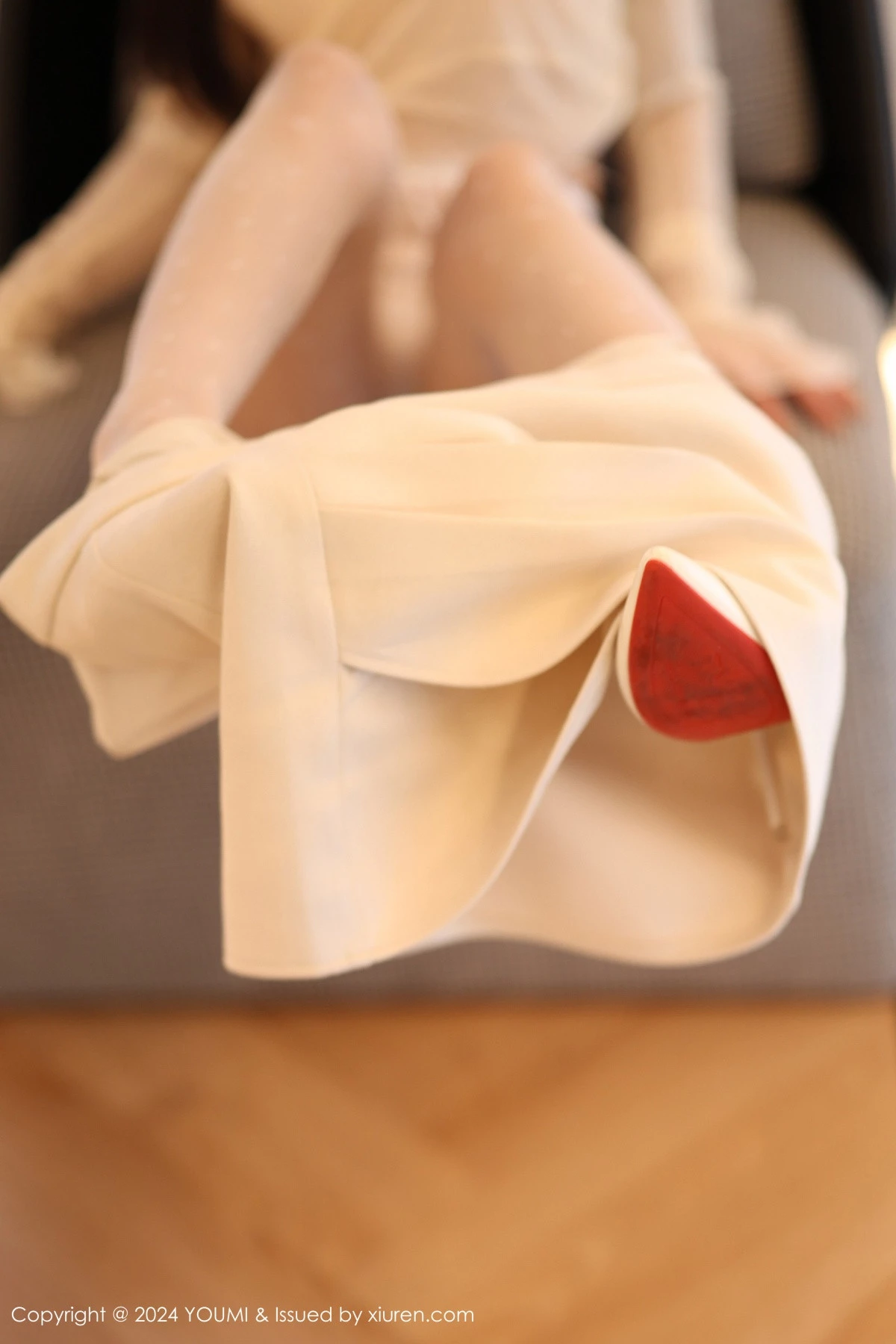 秀人集.com_[YouMi尤蜜荟]Vol.1072_模特谭小灵性感浅色轻透上衣配短裙露白丝袜秀曼妙身姿诱惑写真96P