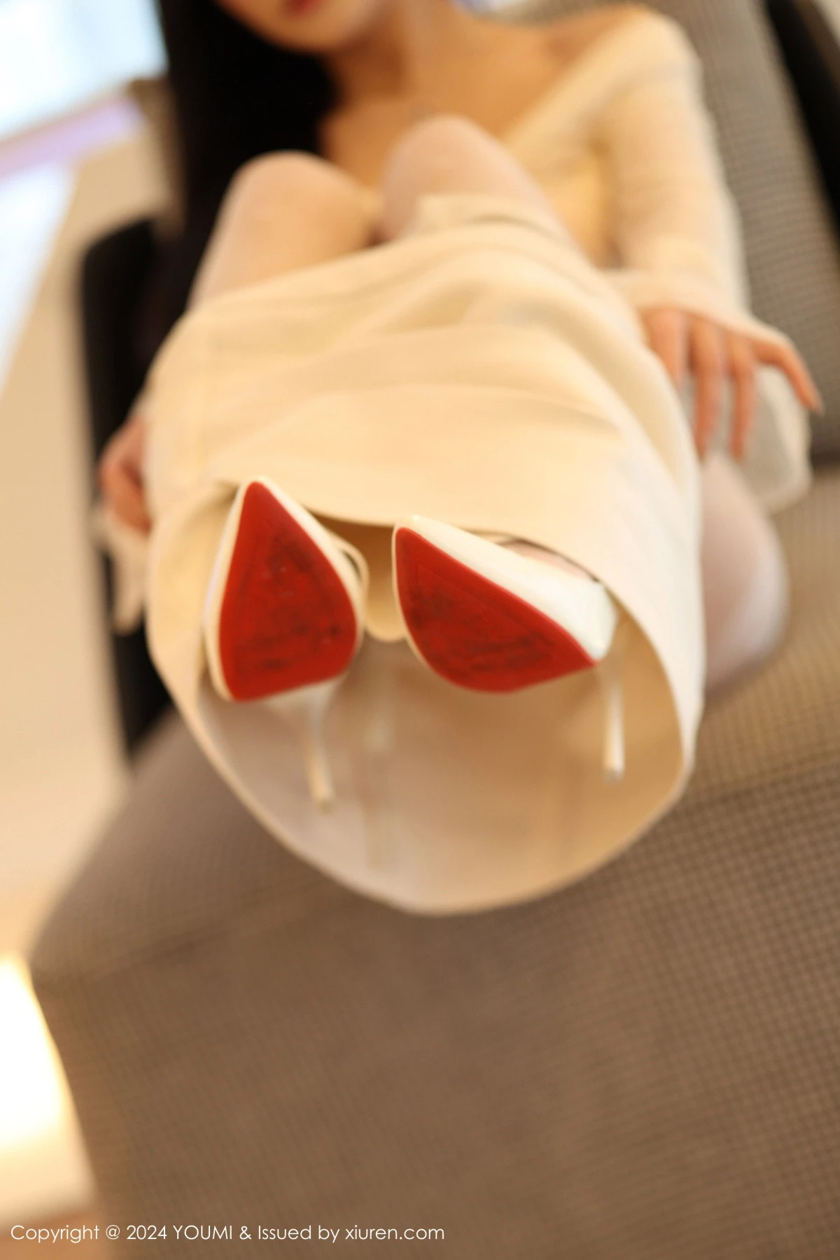 秀人集.com_[YouMi尤蜜荟]Vol.1072_模特谭小灵性感浅色轻透上衣配短裙露白丝袜秀曼妙身姿诱惑写真96P