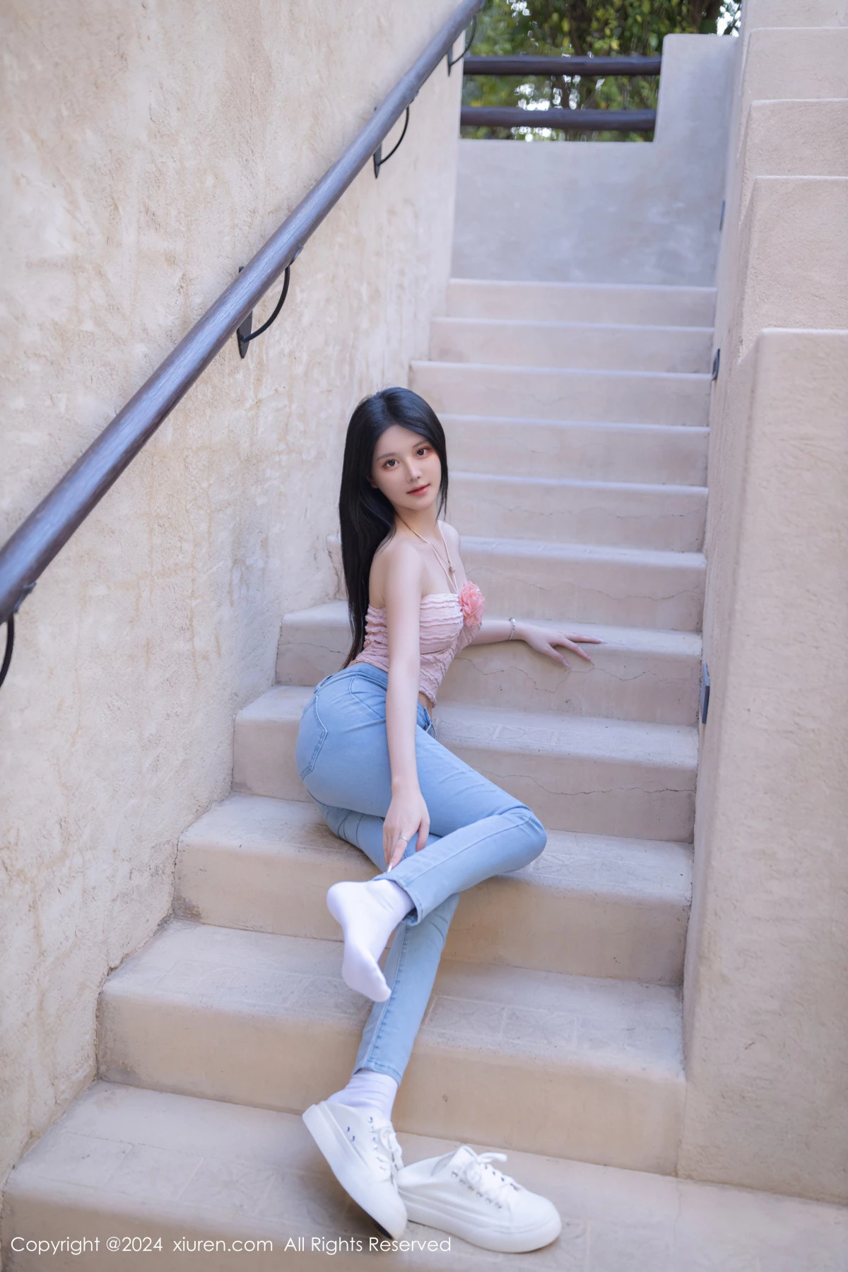 秀人集.com_[XiuRen秀人网]No.8672_模特幼幼性感粉色上衣配蓝色牛仔裤半脱秀翘臀美腿撩人诱惑写真80P