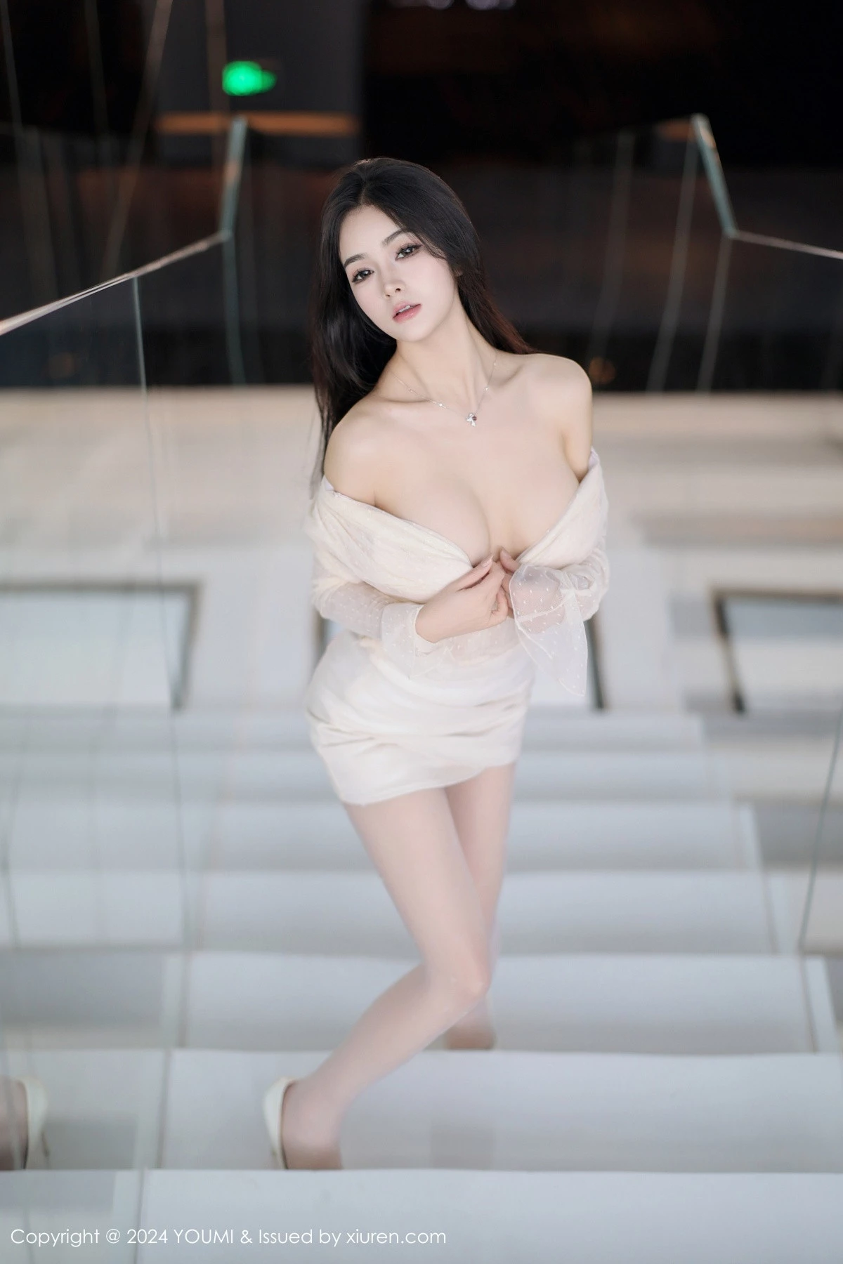 秀人集.com_[YouMi尤蜜荟]Vol.1072_模特谭小灵性感浅色轻透上衣配短裙露白丝袜秀曼妙身姿诱惑写真96P