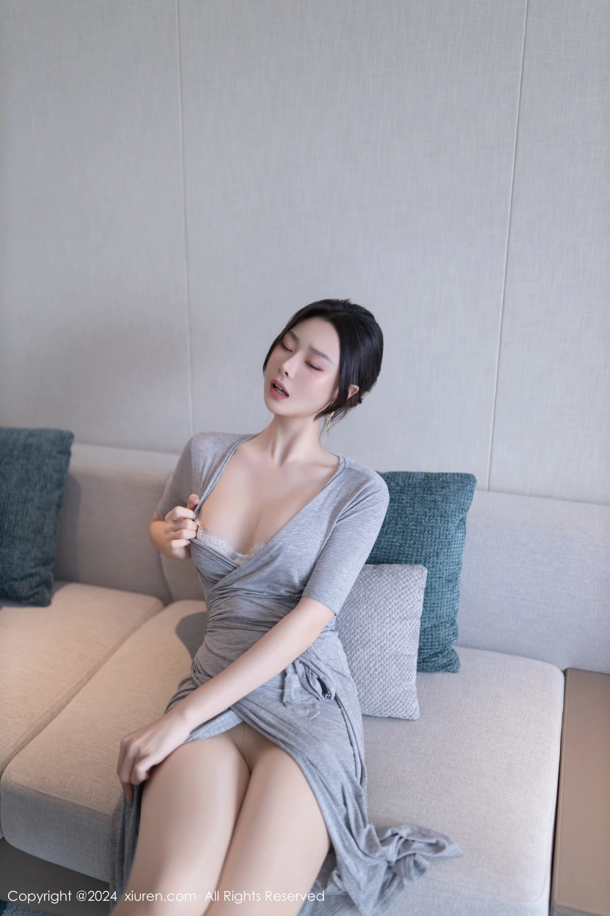 秀人集.com_[XiuRen秀人网]No.8699_模特小逗逗性感灰色连衣裙配超薄肉丝半脱秀曼妙身姿诱惑写真80P