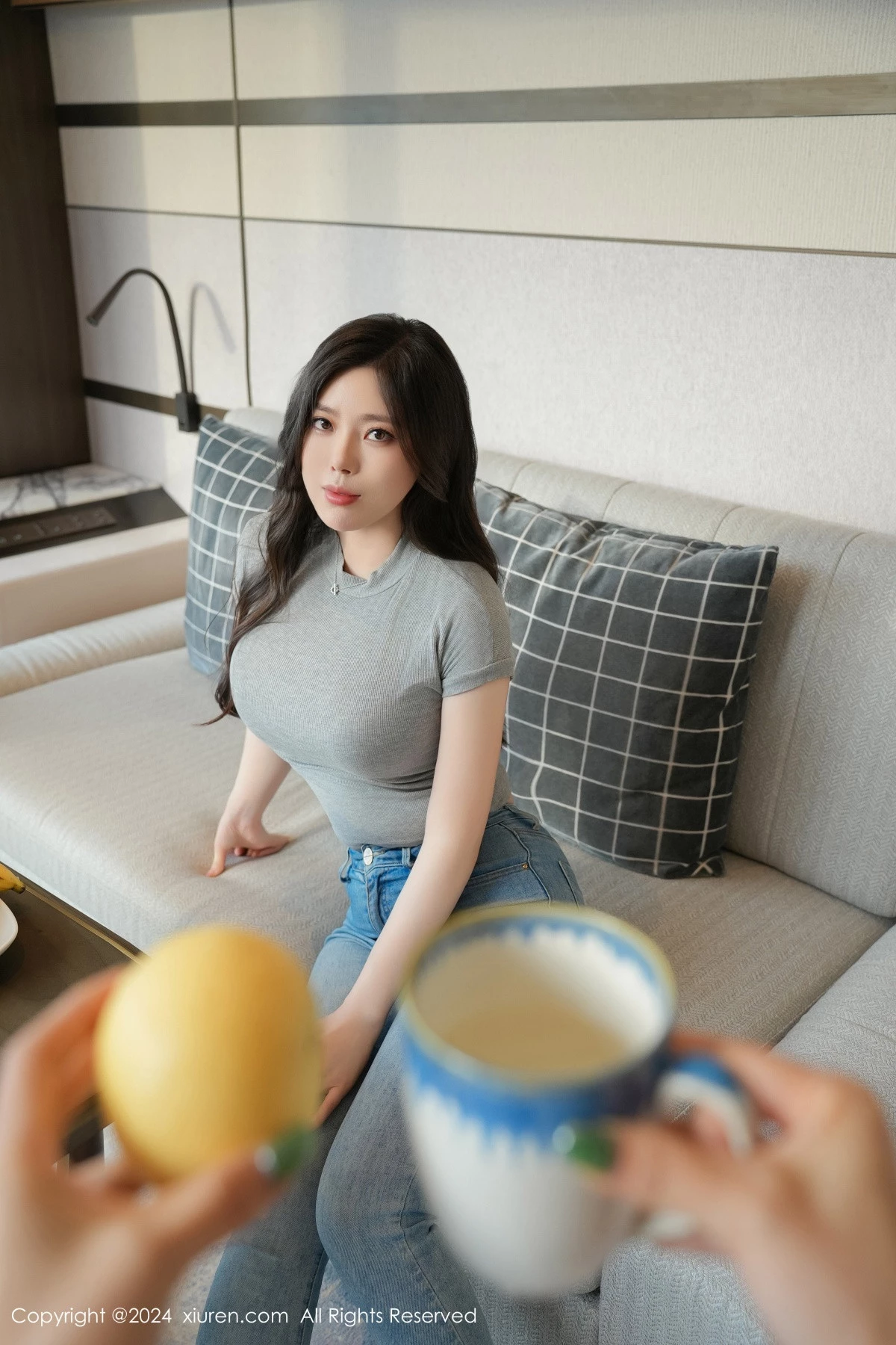 秀人集.com_[XiuRen秀人网]No.8711_模特白茹雪灰上衣露性感红色内衣配超薄灰丝秀丰腴身材诱惑写真85P