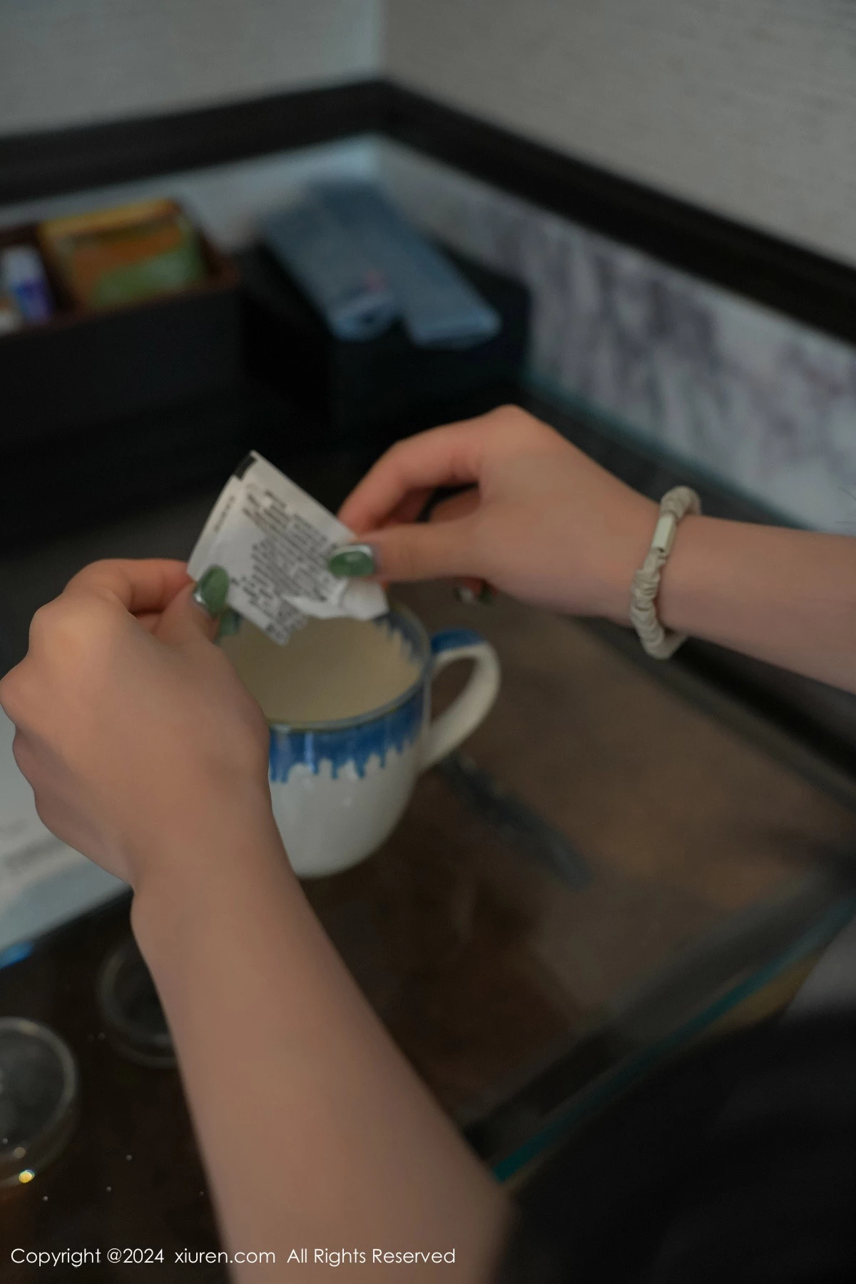 秀人集.com_[XiuRen秀人网]No.8711_模特白茹雪灰上衣露性感红色内衣配超薄灰丝秀丰腴身材诱惑写真85P