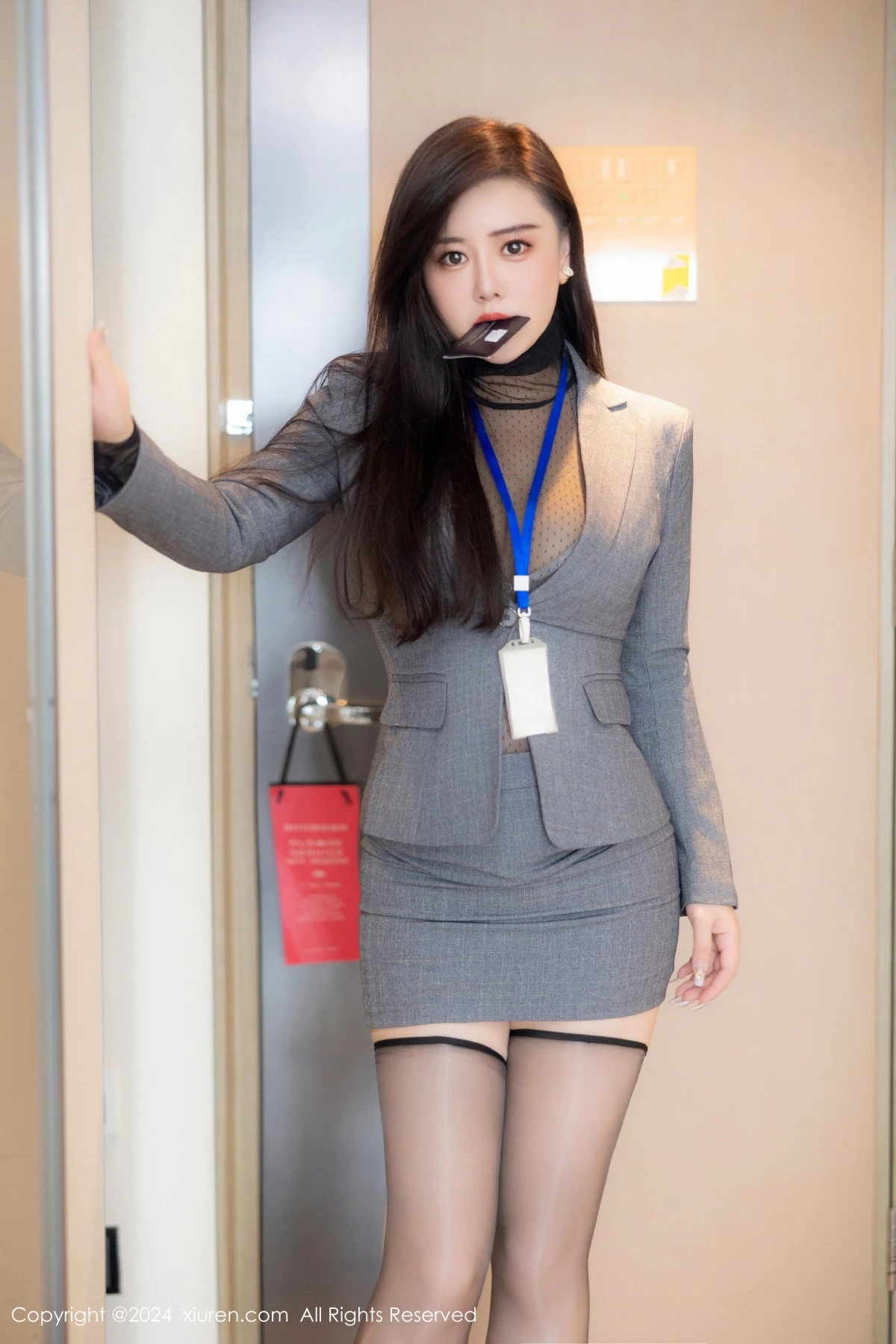 秀人集.com_[XiuRen秀人网]No.8712_模特王婉悠Queen性感灰色西服露情趣内衣秀惹火身材诱惑写真82P