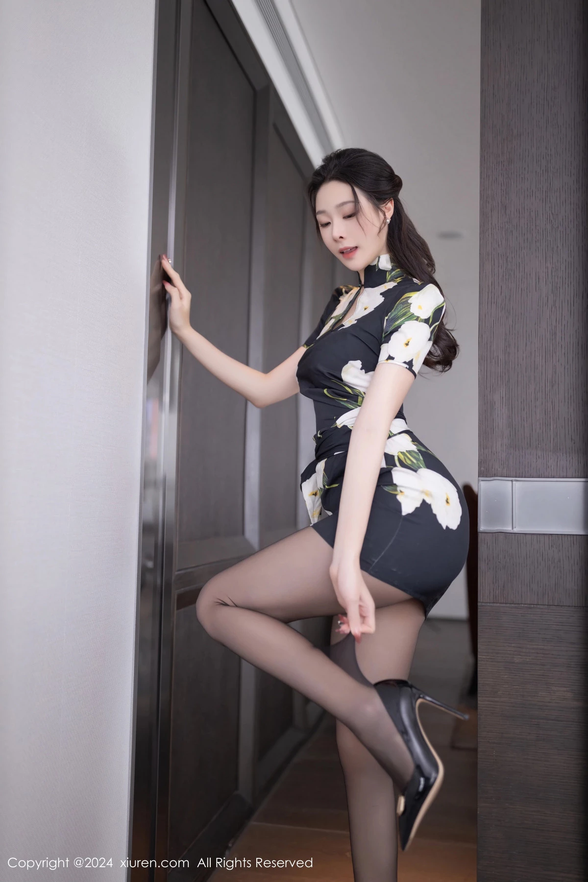 秀人集.com_[XiuRen秀人网]No.8768_模特小逗逗性感花色图案连衣短裙配超薄黑丝秀曼妙身姿诱惑写真80P