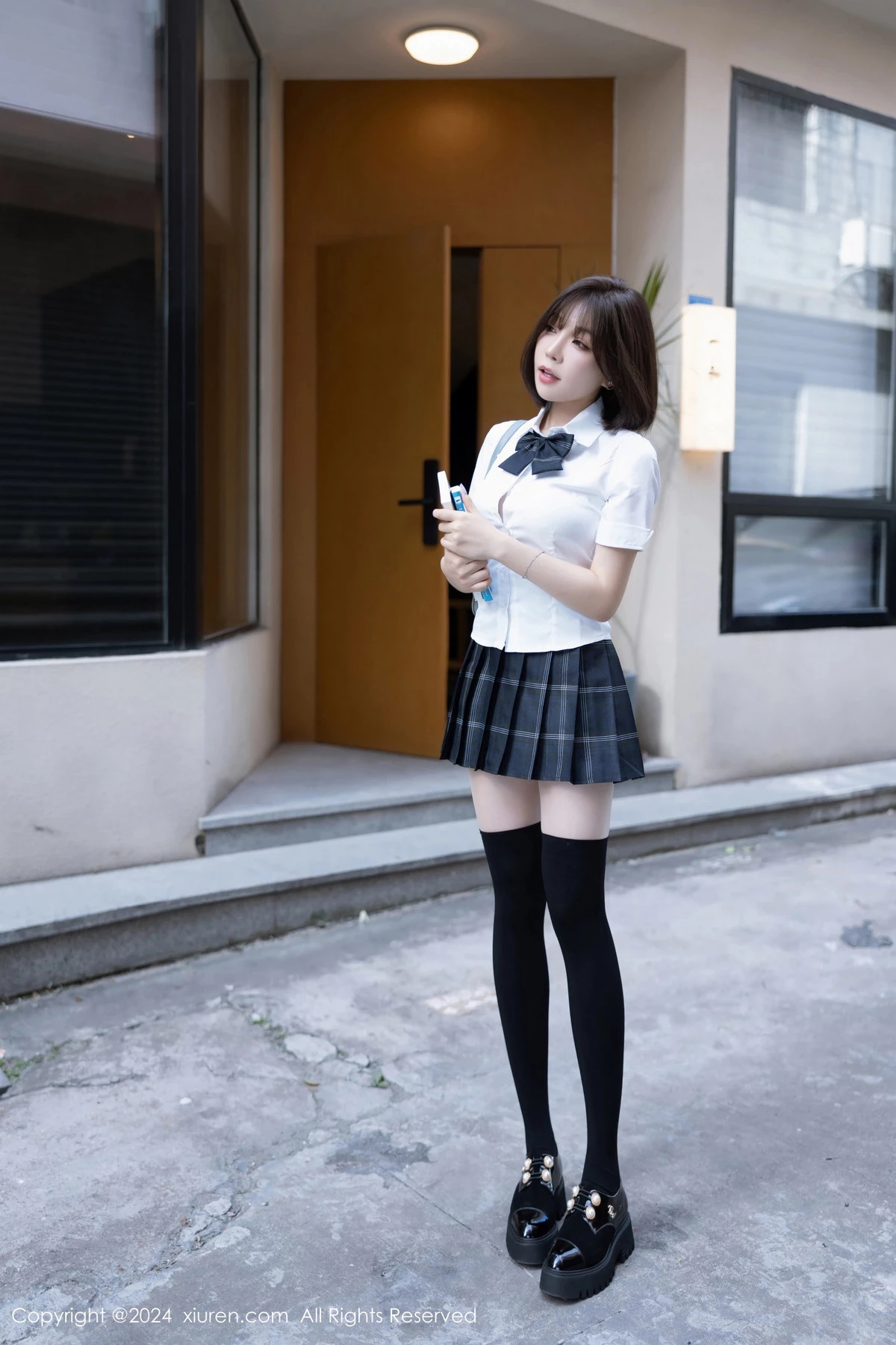 秀人集.com_[XiuRen秀人网]No.8785_女神徐莉芝Booty性感学生制服短裙配黑丝袜秀曼妙身姿诱惑写真100P