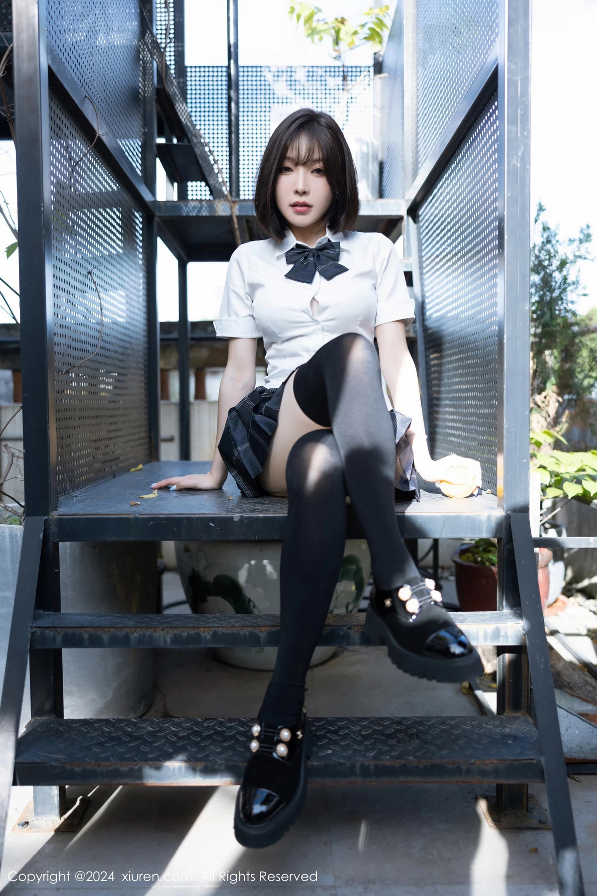 秀人集.com_[XiuRen秀人网]No.8785_女神徐莉芝Booty性感学生制服短裙配黑丝袜秀曼妙身姿诱惑写真100P