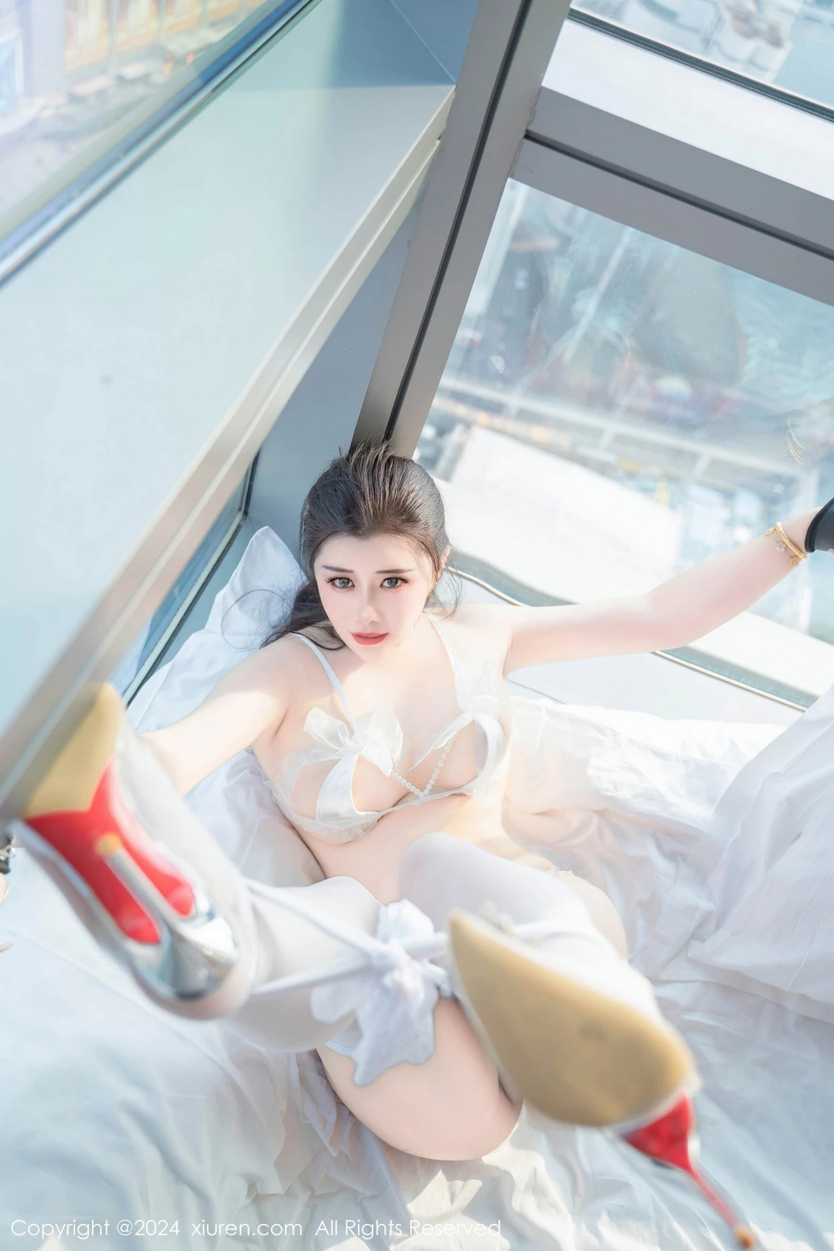 秀人集.com_[XiuRen秀人网]No.8837_模特王婉悠Queen白色蕾丝珍珠睡衣配白丝袜秀丰满身材诱惑写真82P